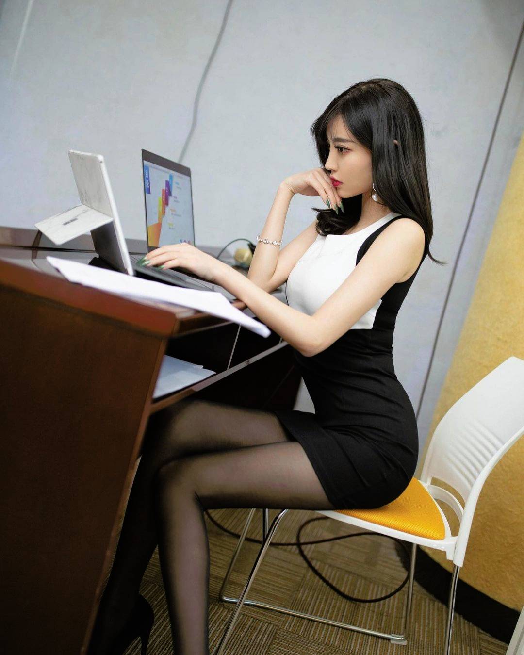 Perfect Secretary Scrolller 9753