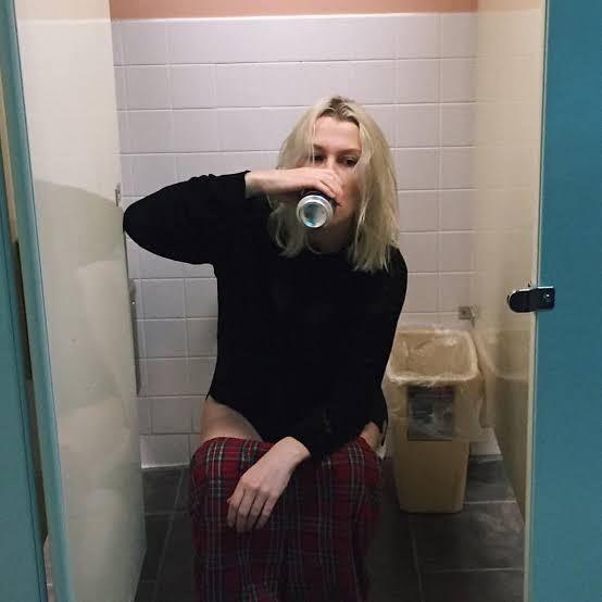 Phoebe Bridgers Going To The Toilet Scrolller