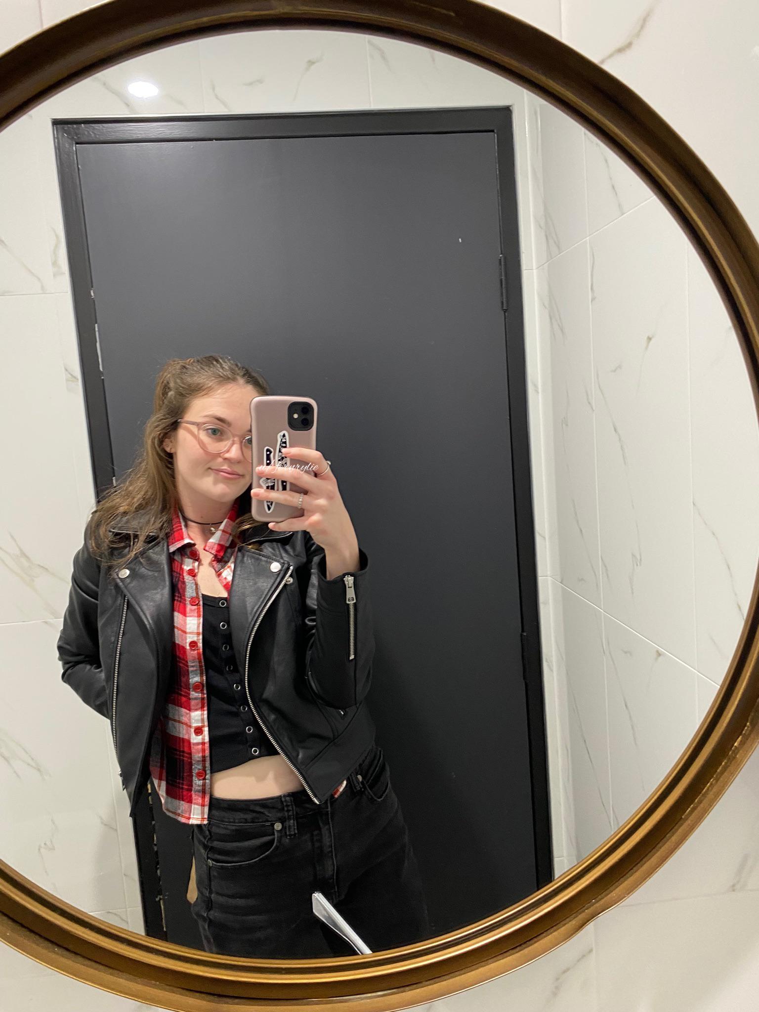 Quickie in the bathroom, or maybe I could just give you head Scrolller