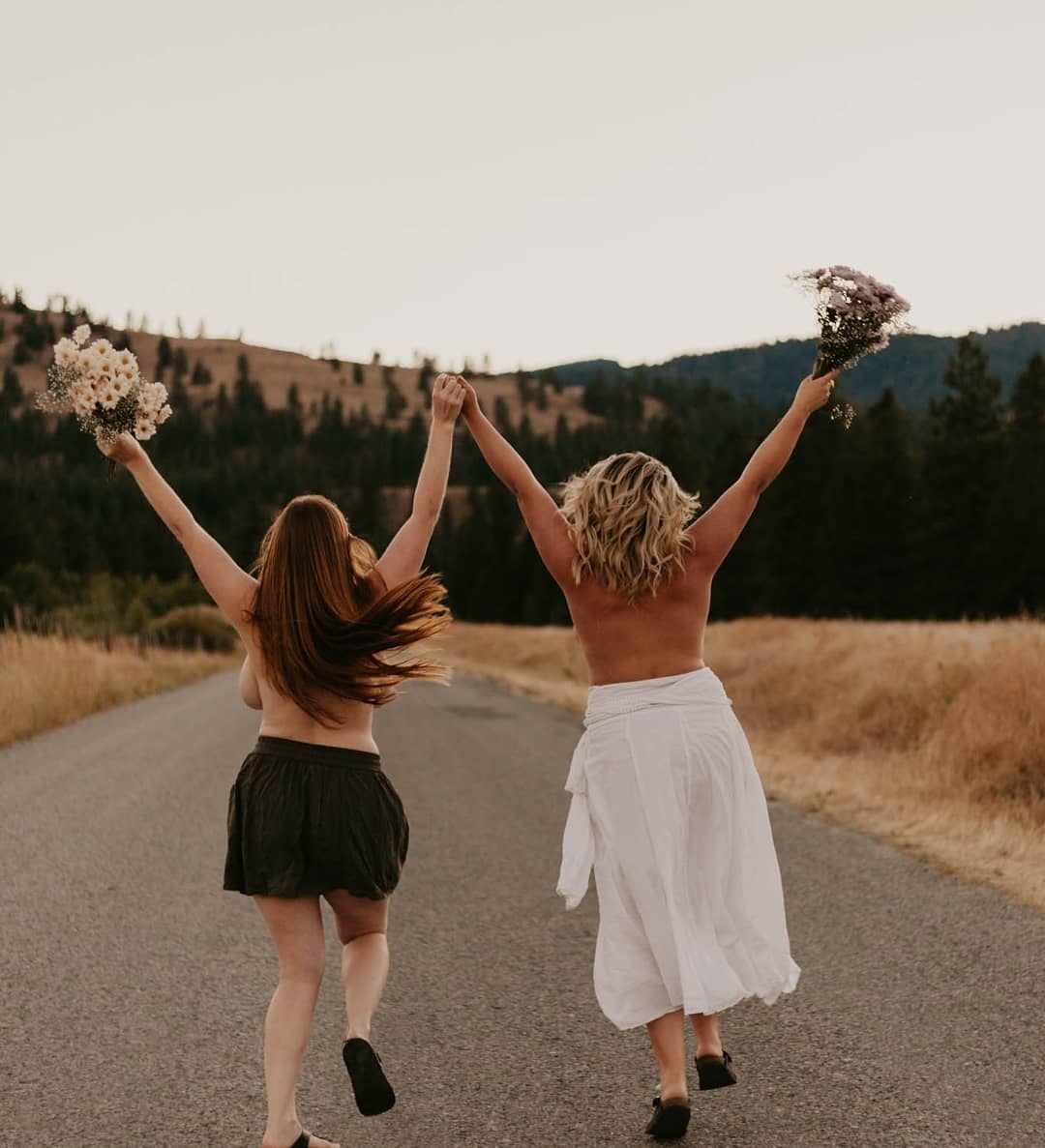 Redhead has boobs from behind Scrolller