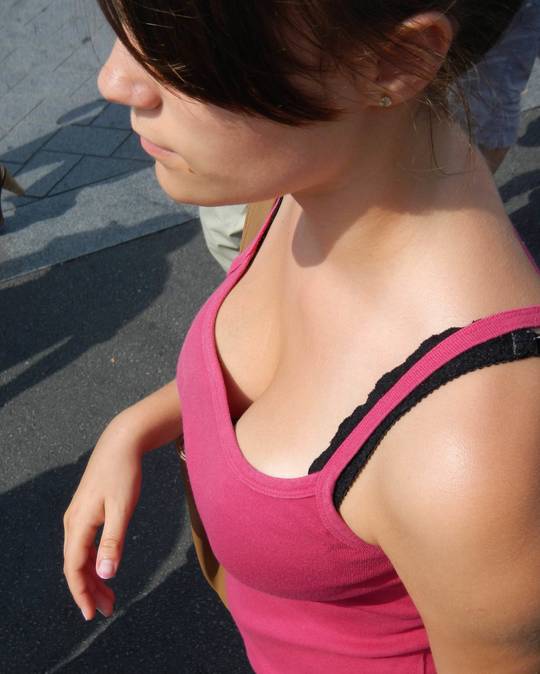 Tank Top Cleavage | Scrolller