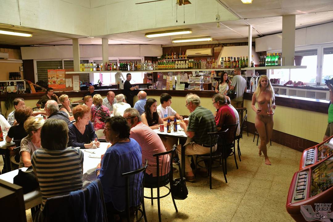 Terry - the nude waitress Scrolller
