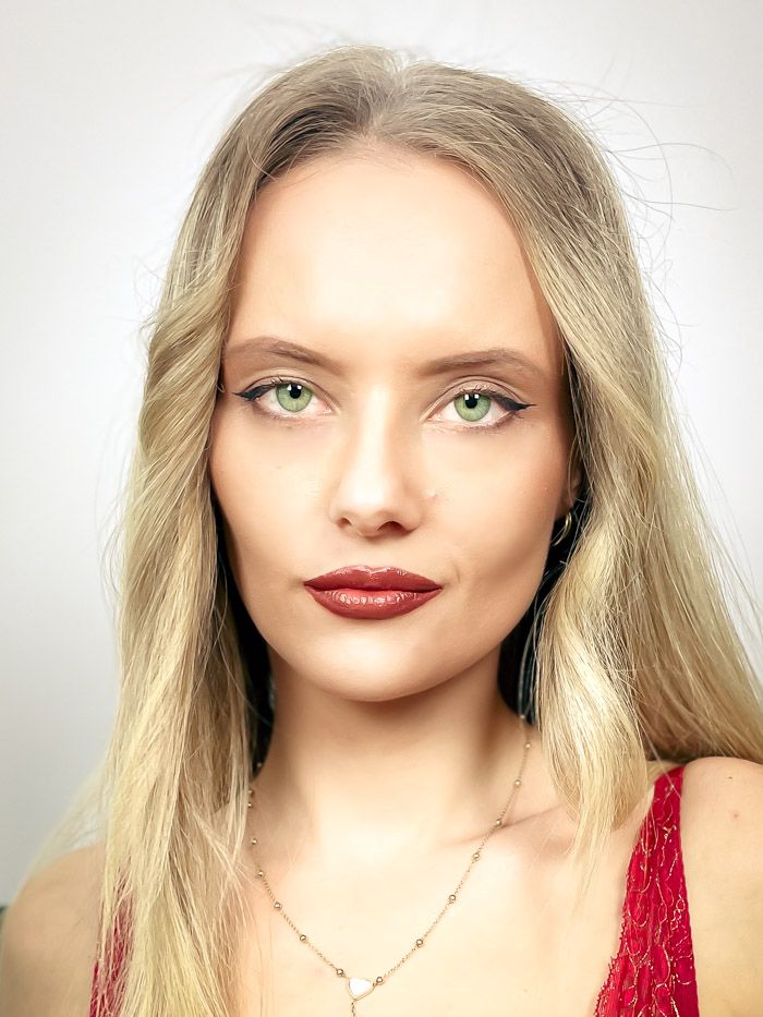 What caught your attention first? Eyes or hair? Scrolller