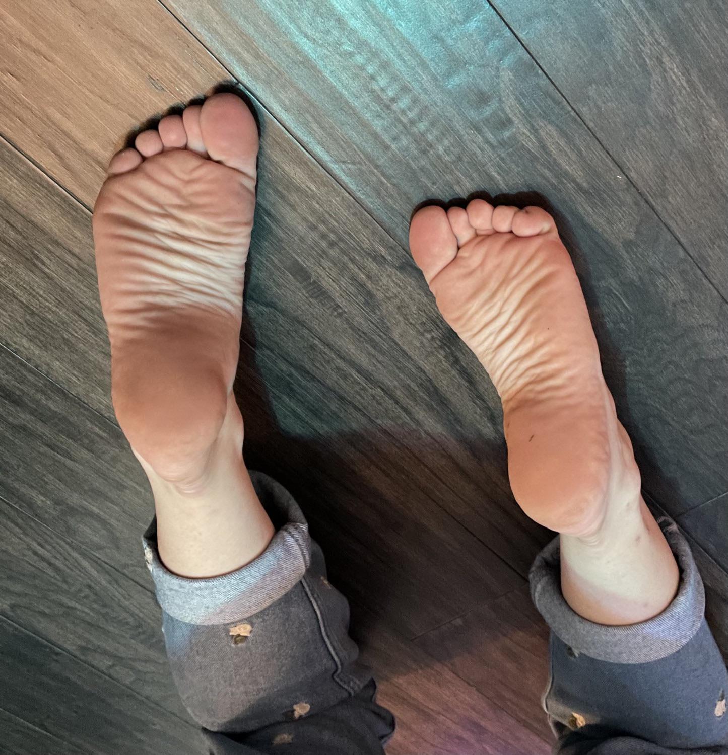 Worship my dirty feet, loser | Scrolller