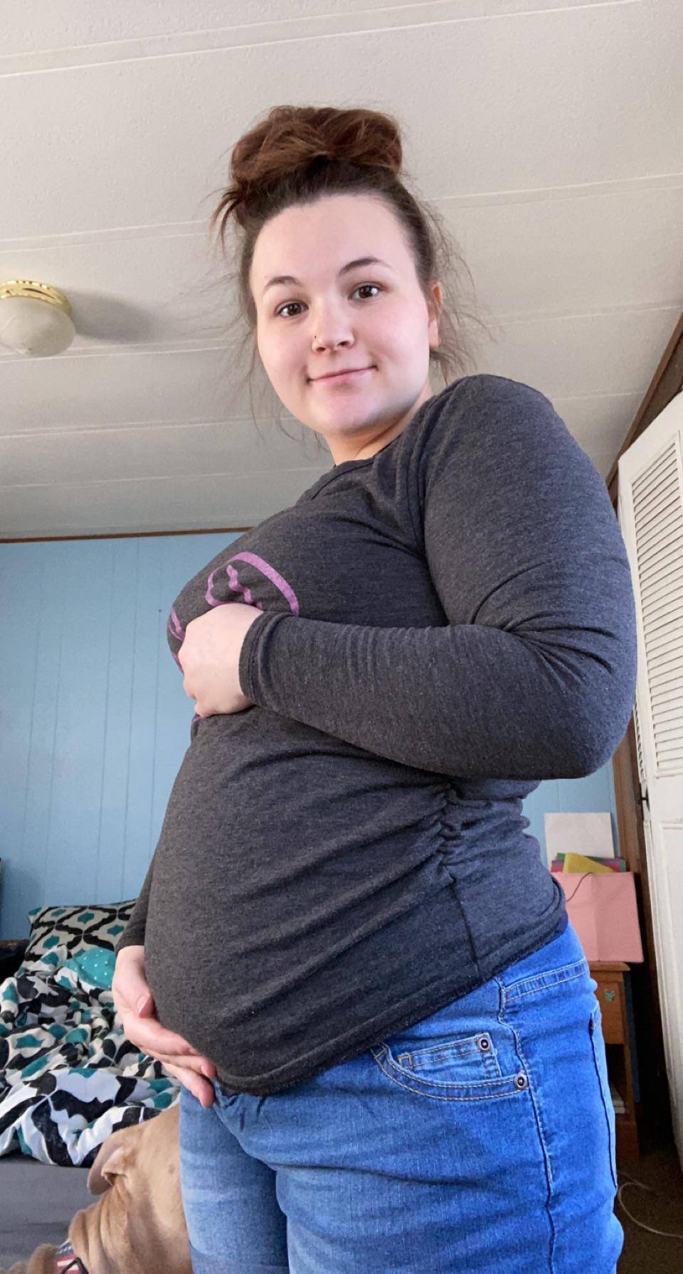 19 weeks and feeling frisky👅👅 go check out my OF for more baby😘 Scrolller