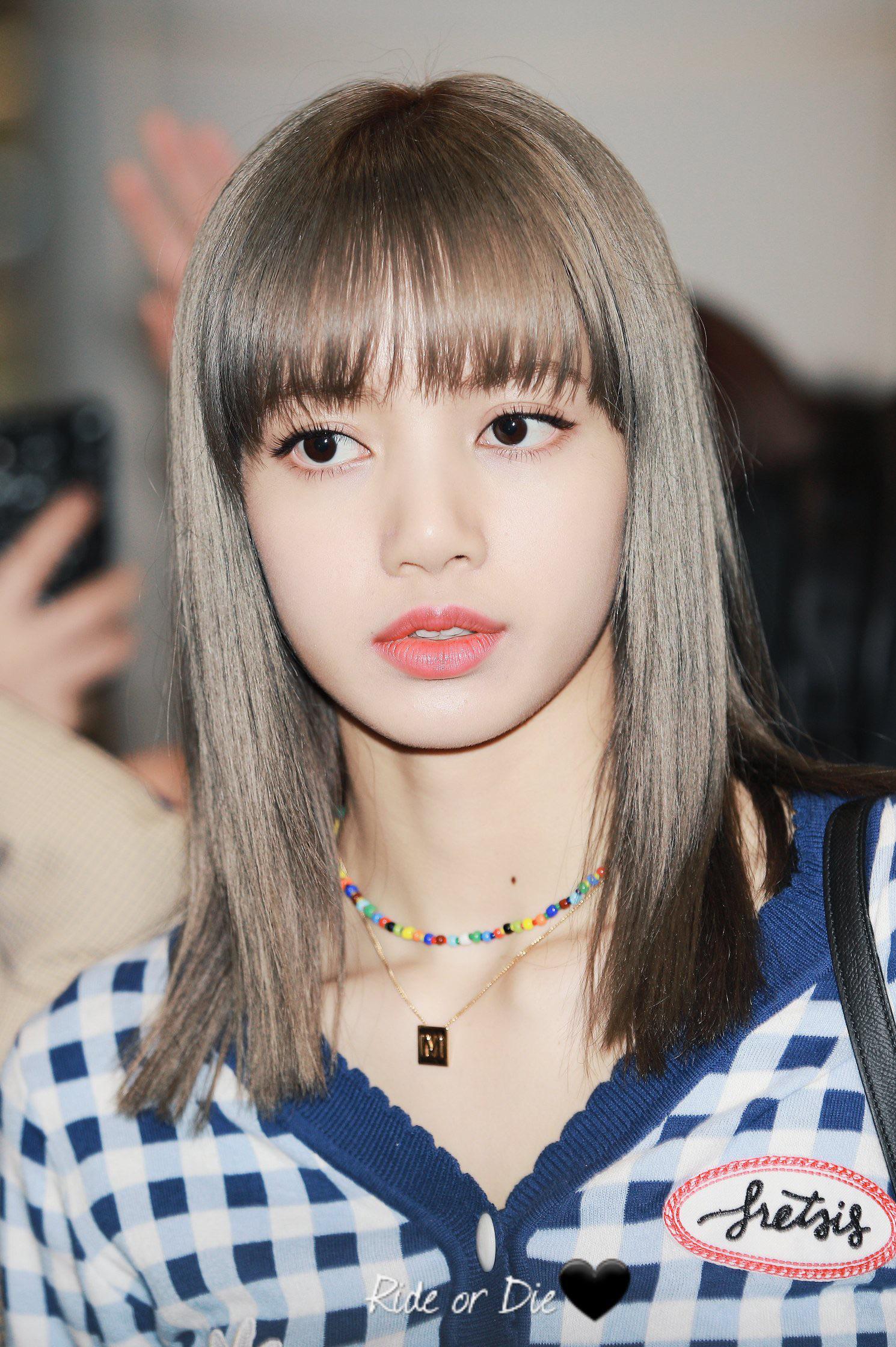 190411 Lisa | Scrolller