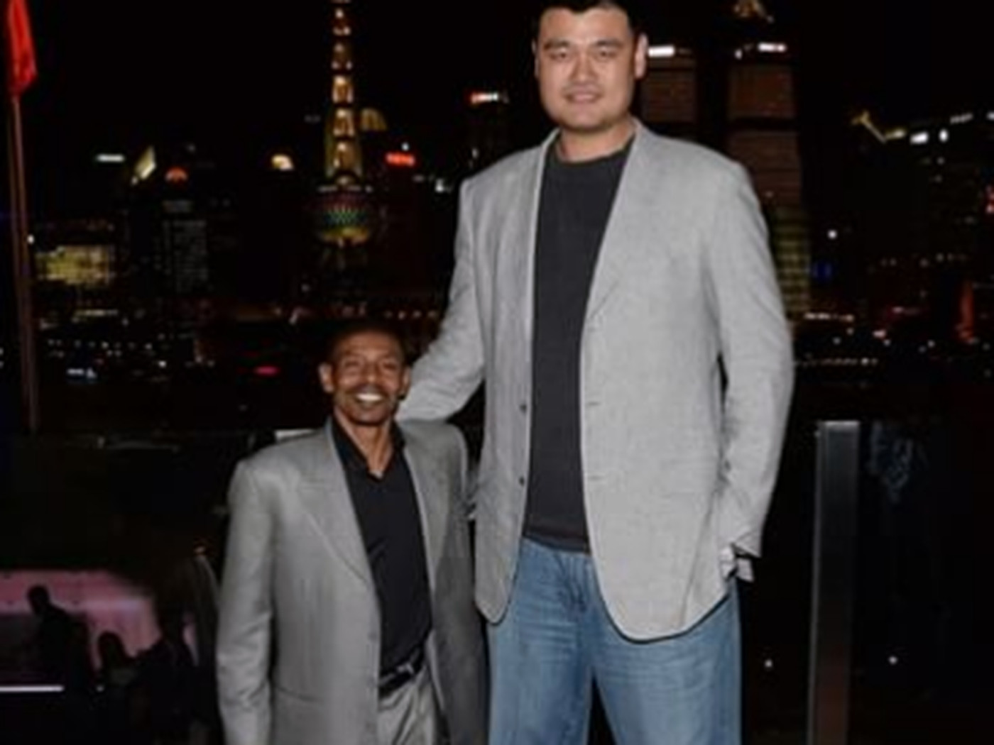 7 6 Yao Ming Standing Next To 5 3 Mugsy Bouges Scrolller