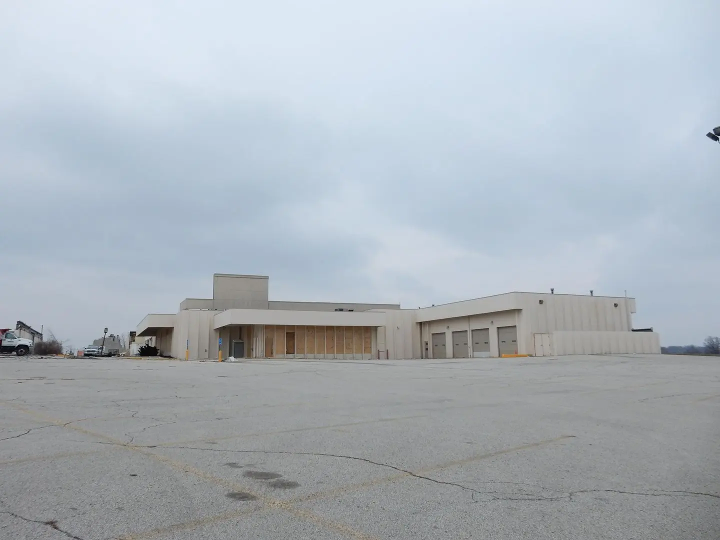 A Dead Sears Outlives The Mall (Leavenworth Plaza - Leavenworth, KS)