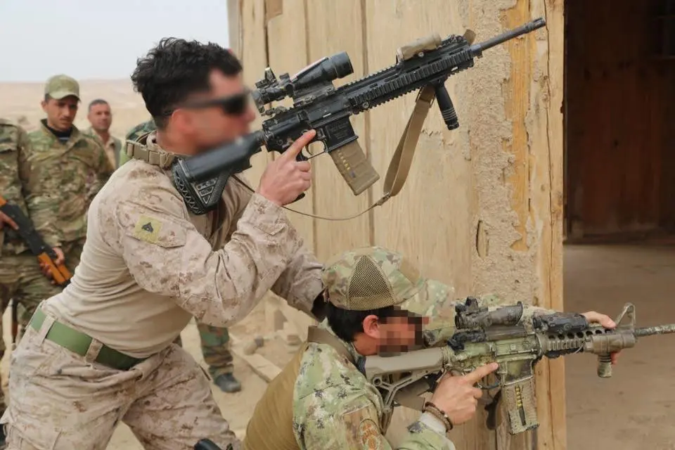A US Marine with an operator from the 185th RAO rgt. of the Italian ...