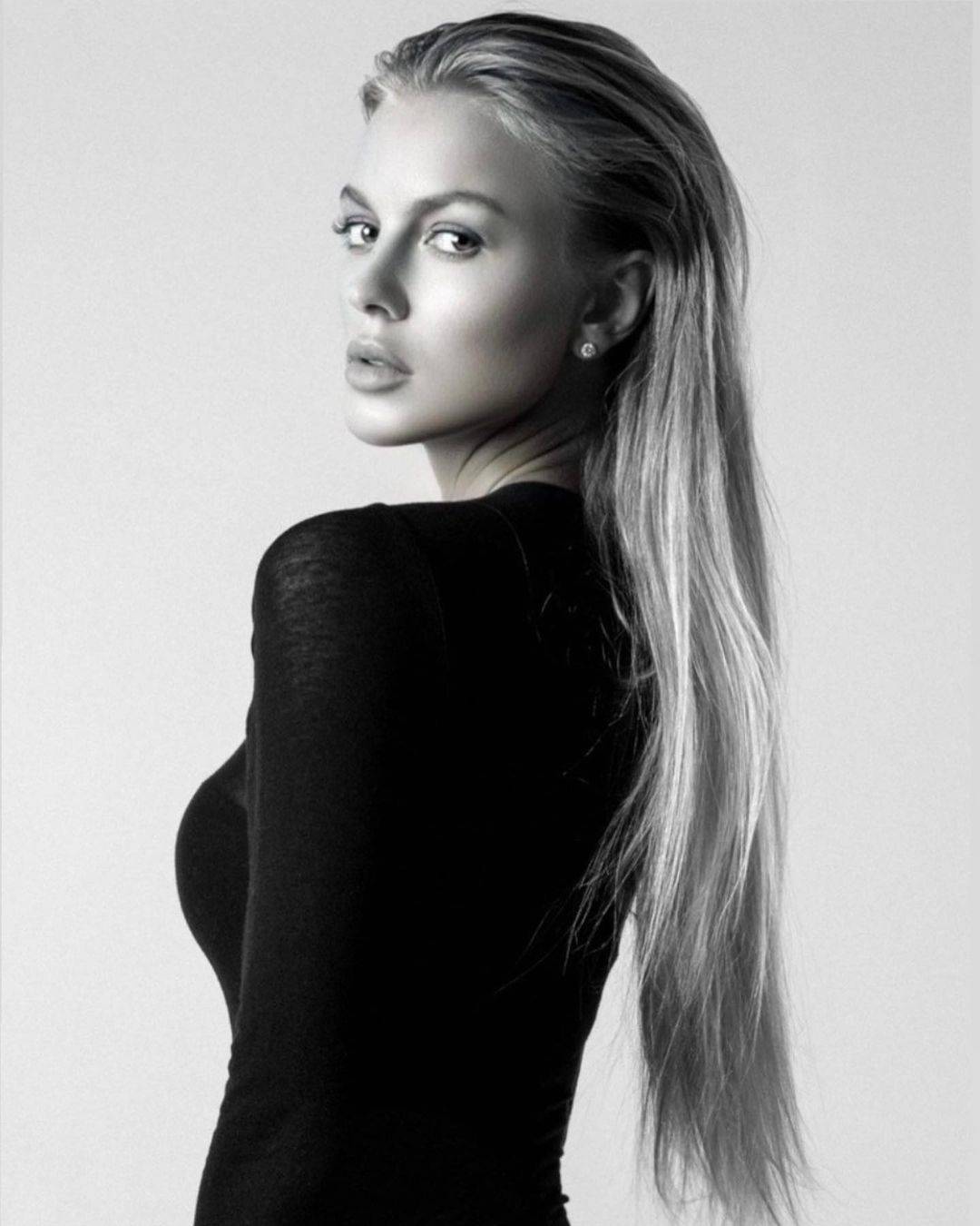 Alena Filinkova Scrolller