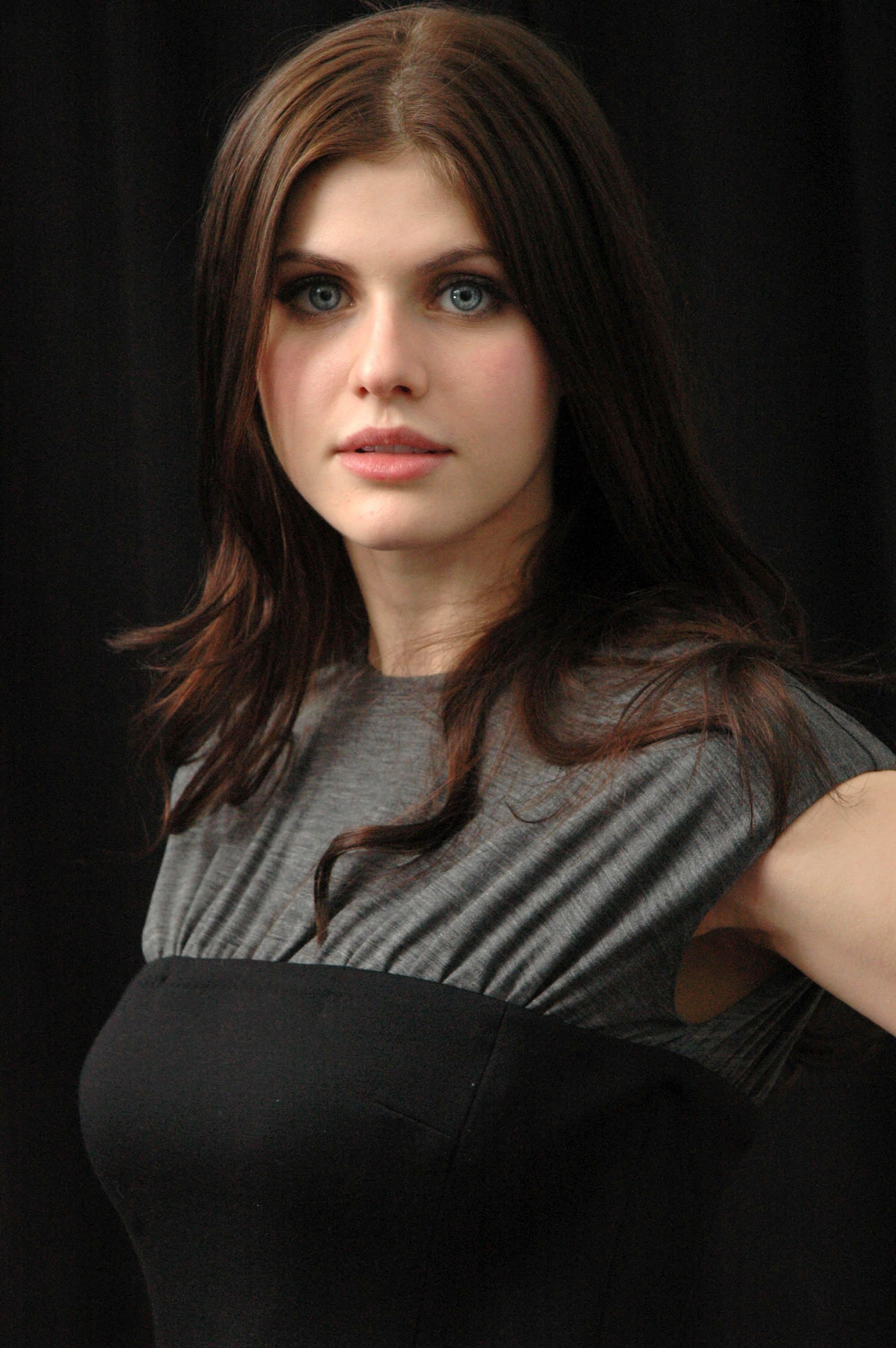 Alexandra Daddario Scrolller