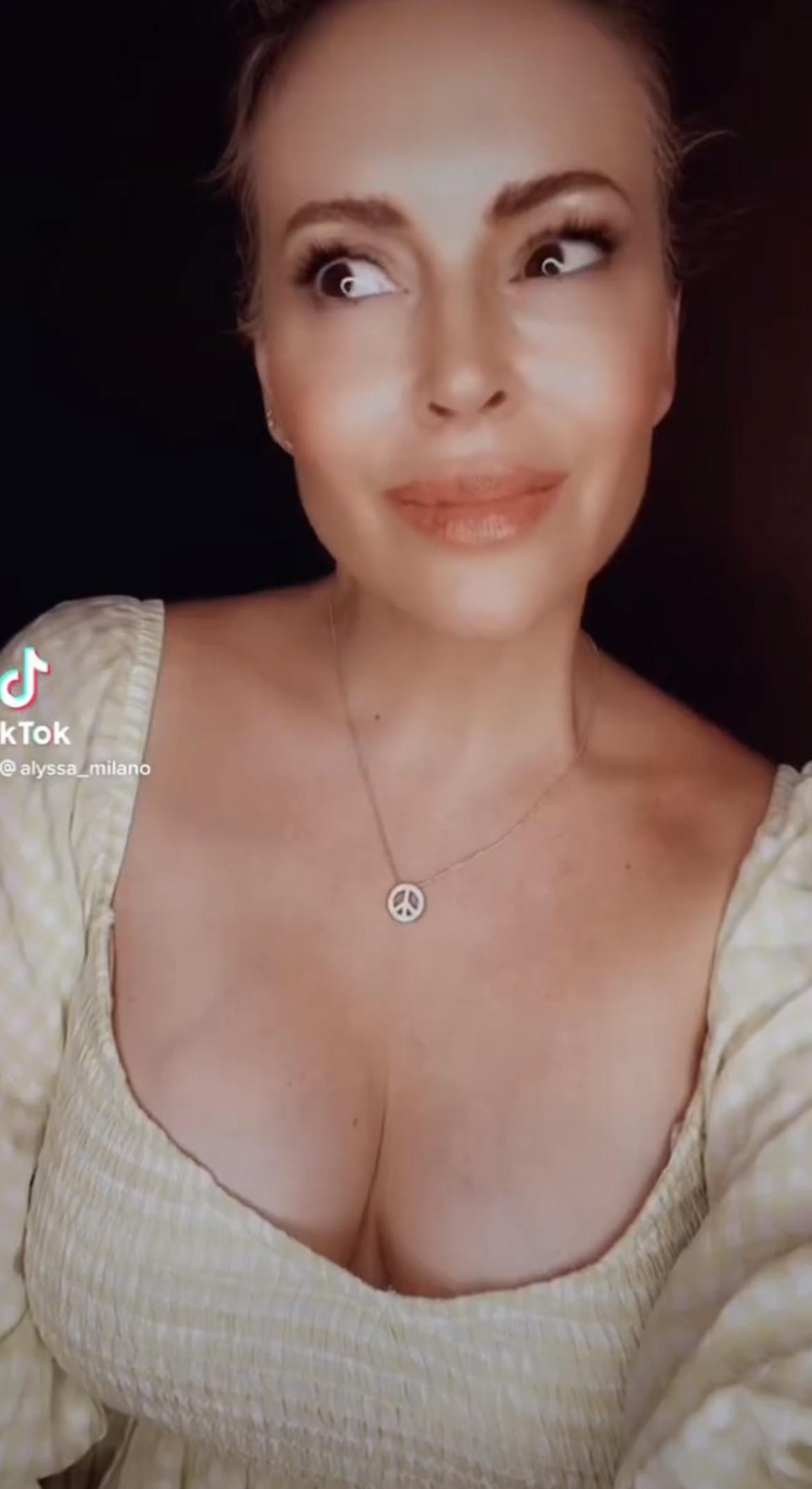 Alyssa Milano boobs | Scrolller