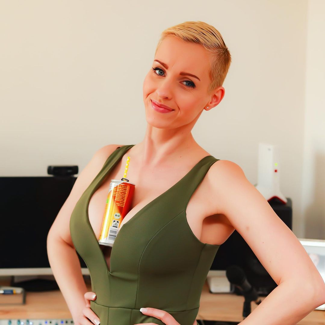 Anike Ekina Scrolller