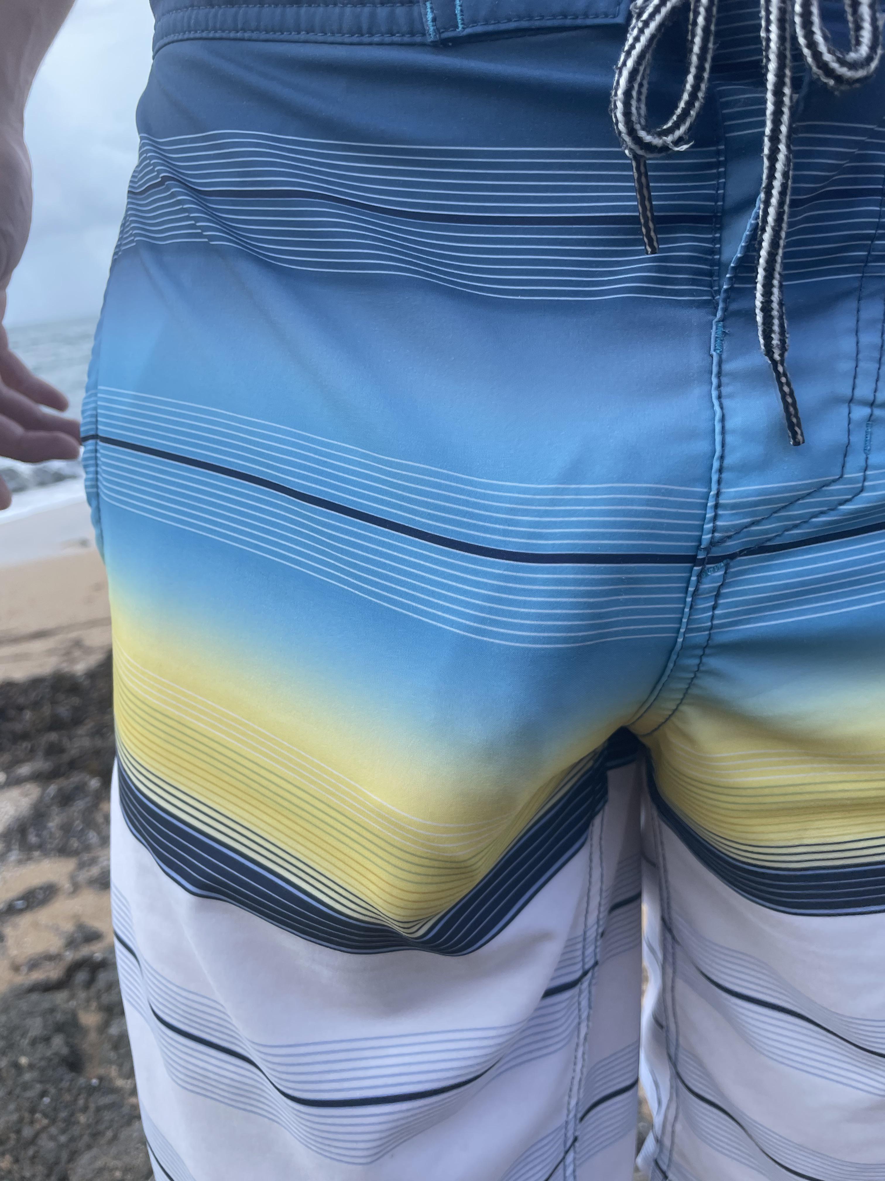 Boner at the beach 🏖🍆 Scrolller