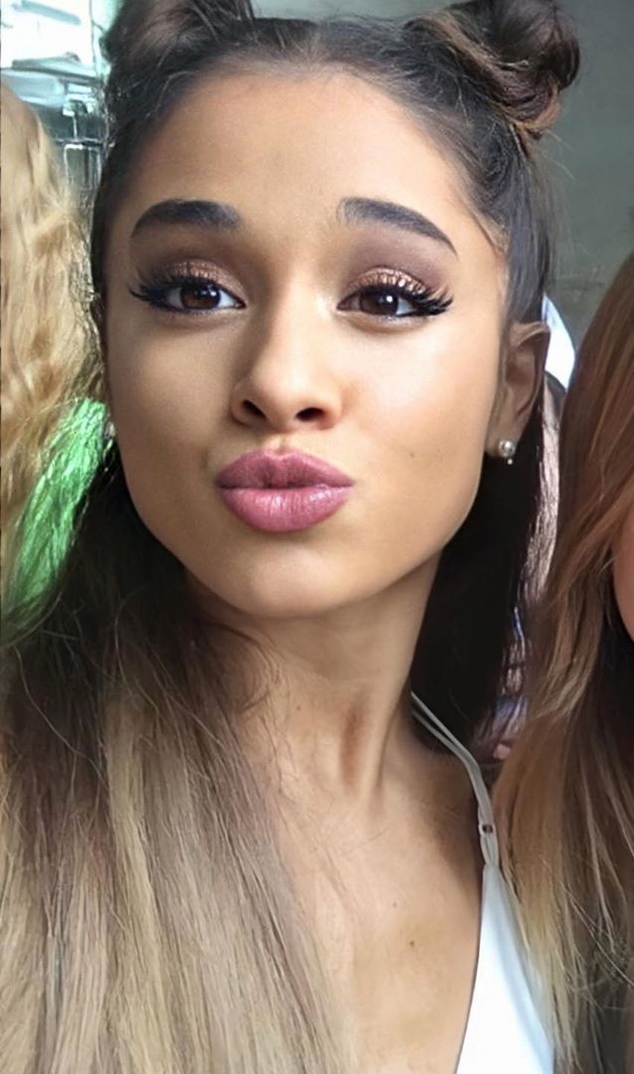 Ariana Grande Scrolller