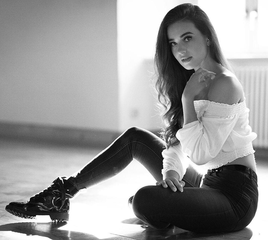 B/W Model | Scrolller