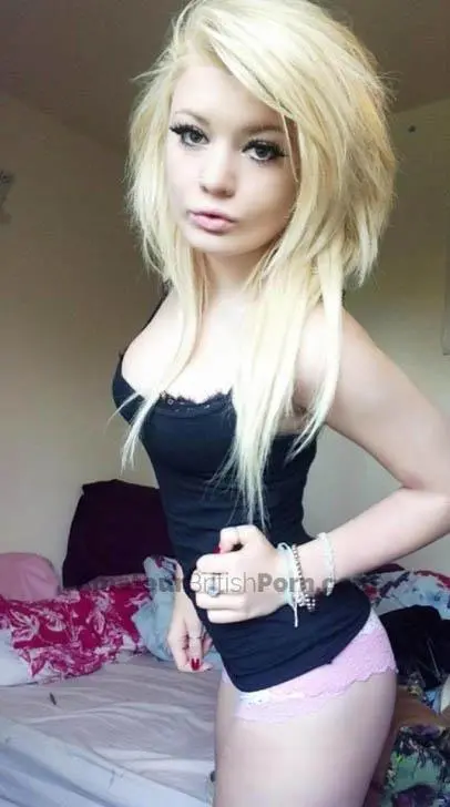 Blonde tight uk teen chav amateur - softcore nn shows off her sexy figure in phone pics