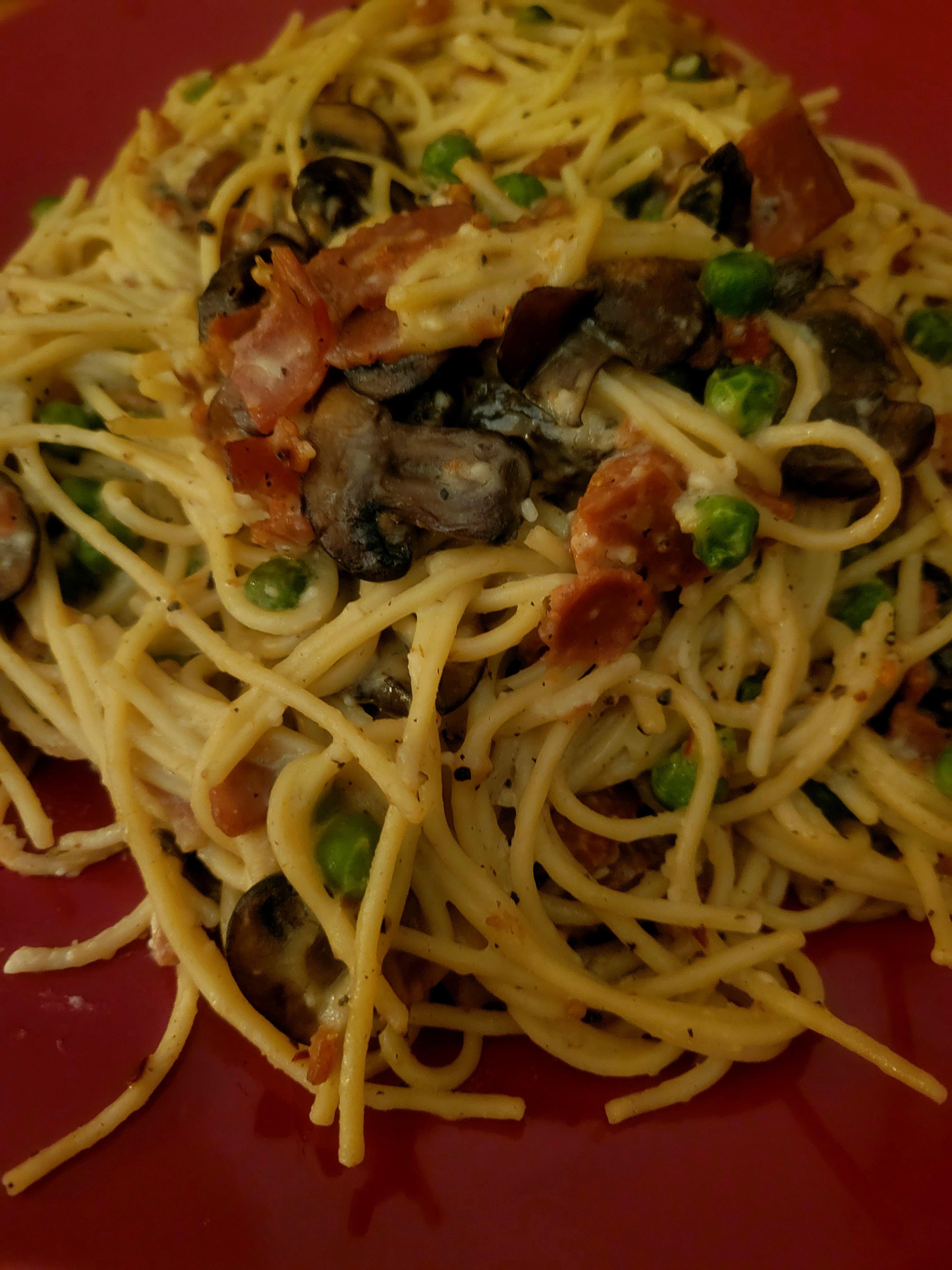 Carbonara with mushrooms and peas. Scrolller