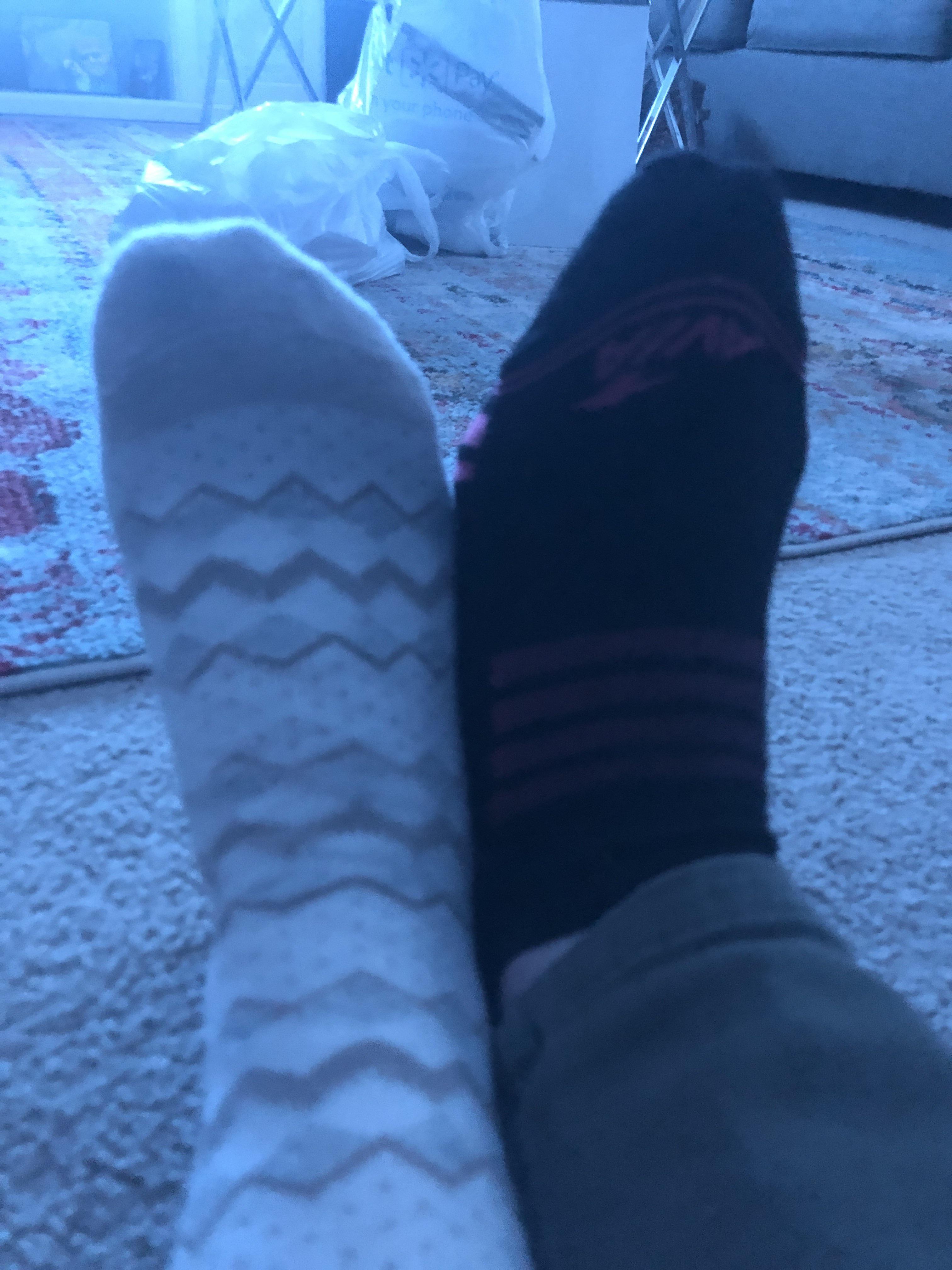 Chillin with my friends 😉 her feet are bigger than mine 👉🏻👈🏻🥺 | Scrolller