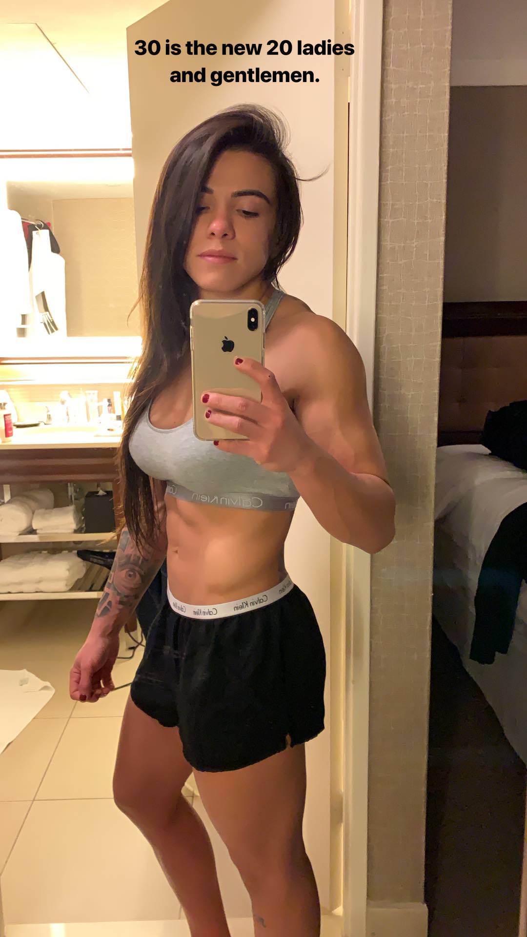 Claudia Gadelha Scrolller