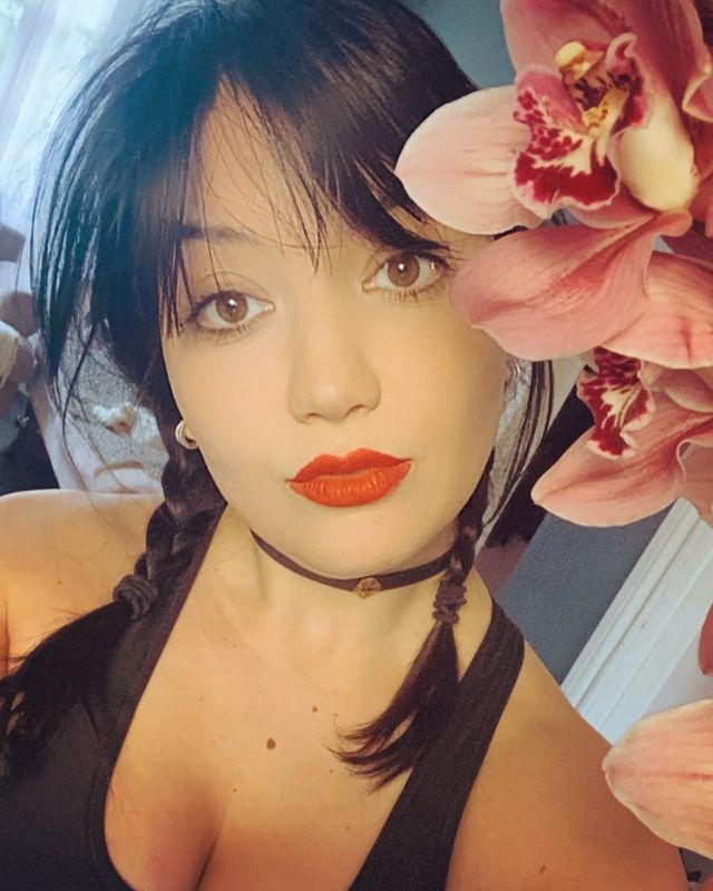 Daisy Lowe Scrolller