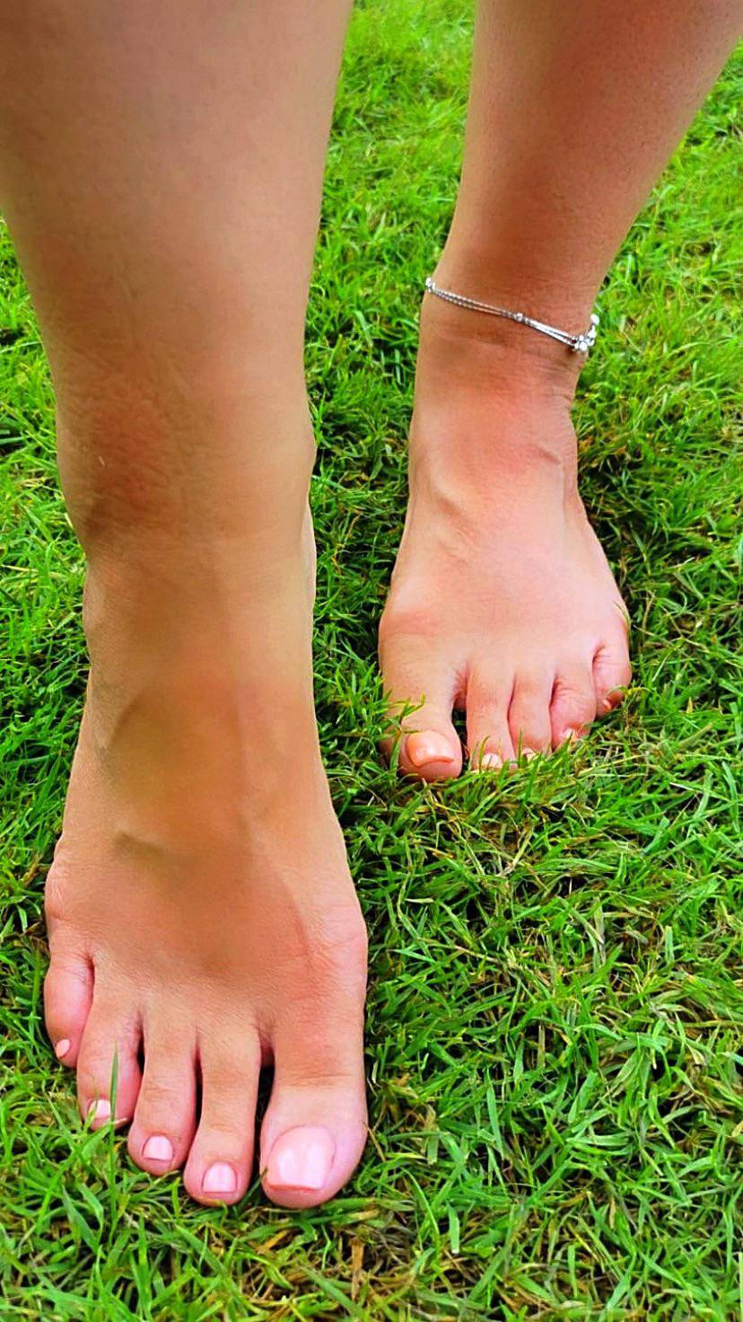 did-you-know-walking-barefoot-on-the-grass-regulates-your-heart-health