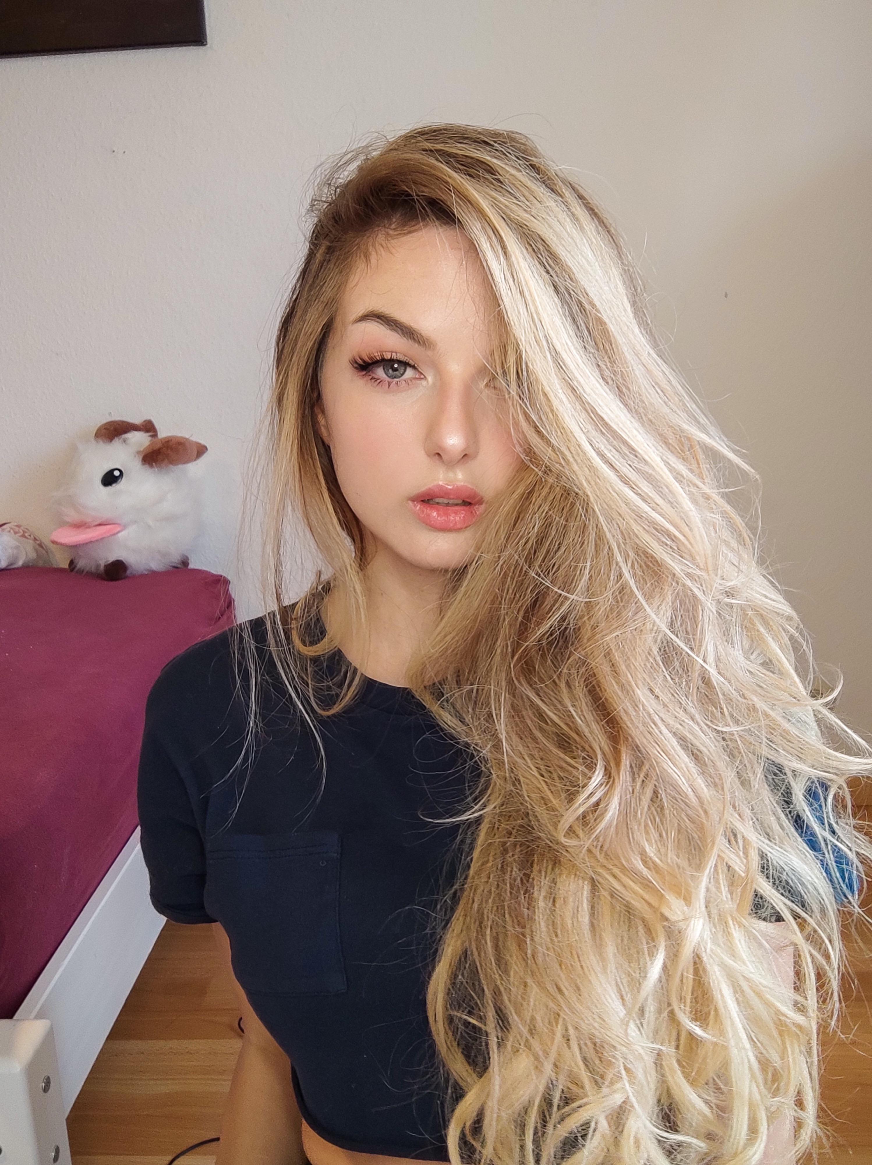 Do You Like Blondes 💕 [over 18] Scrolller