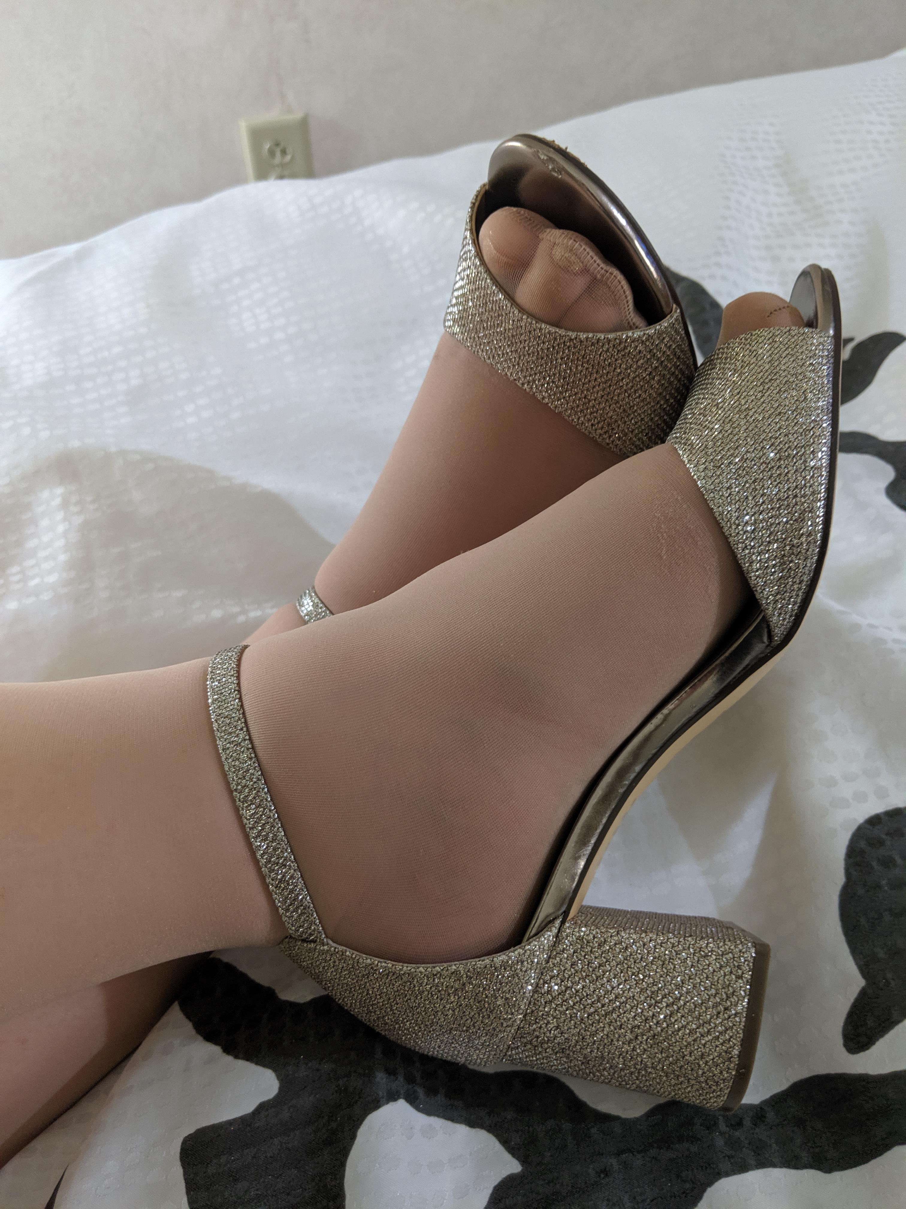 do-you-like-her-shoes-her-toes-or-her-feet-scrolller