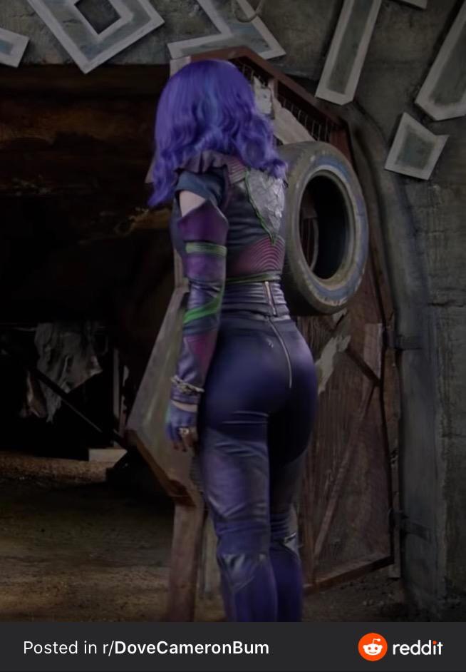 Does anyone have any more pictures of Dove from descendants 3 wearing