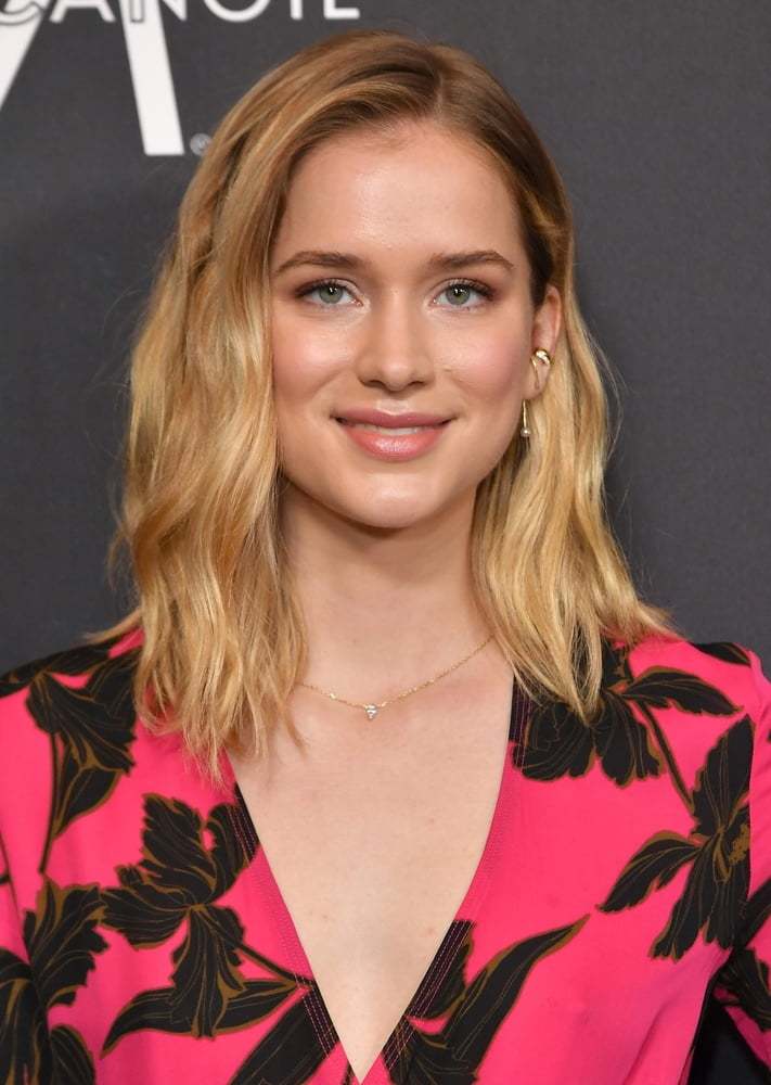 Elizabeth Lail | Scrolller