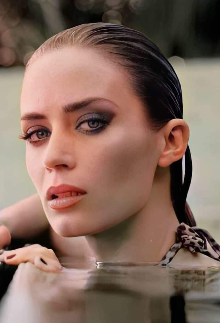 Emily Blunt Scrolller