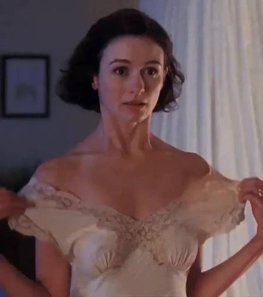 Emily Mortimer Scrolller