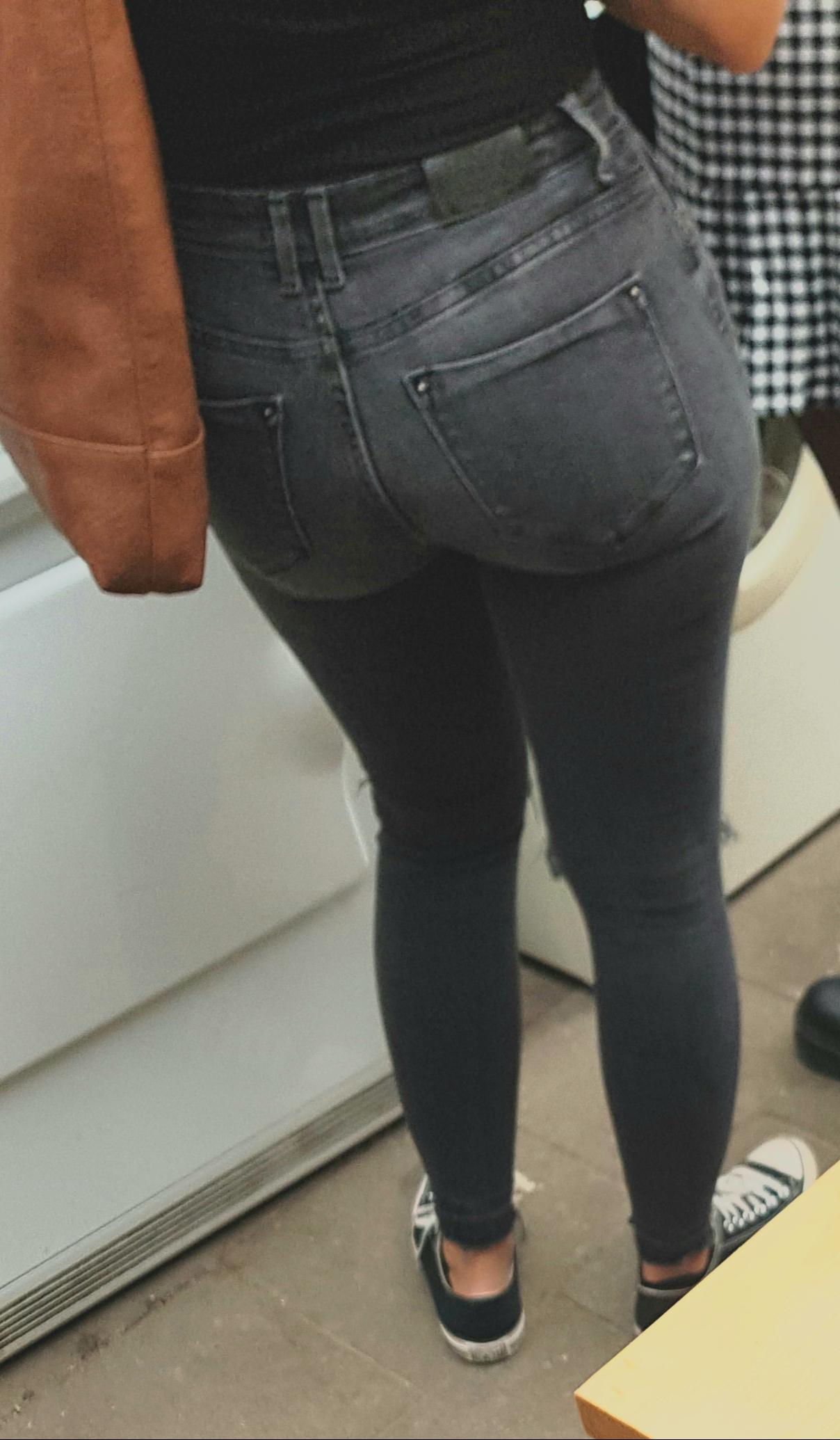 I Love It When She Wears Tight Jeans Scrolller