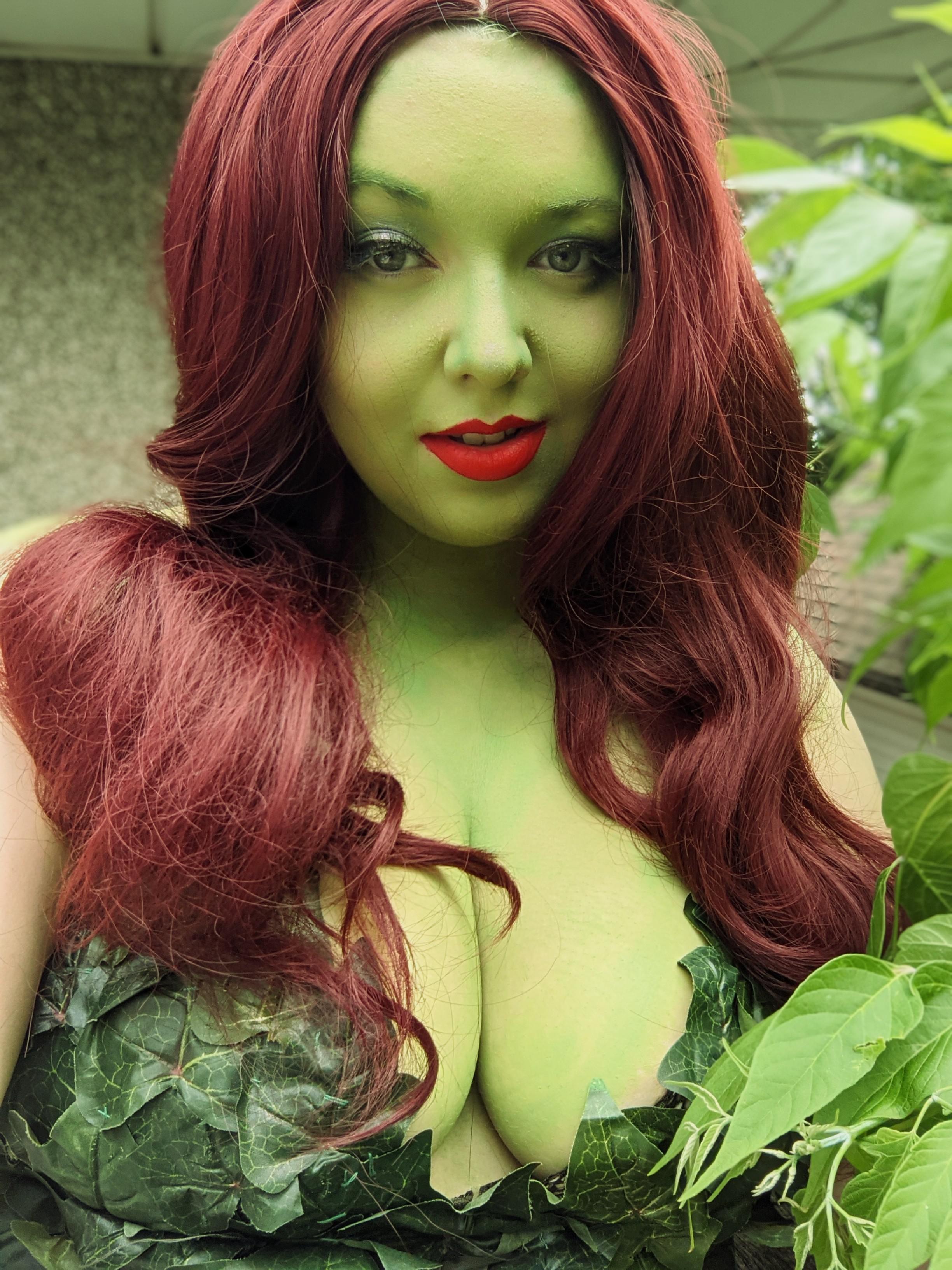 Who Doesn T Love A Good Poison Ivy Cosplay Scrolller