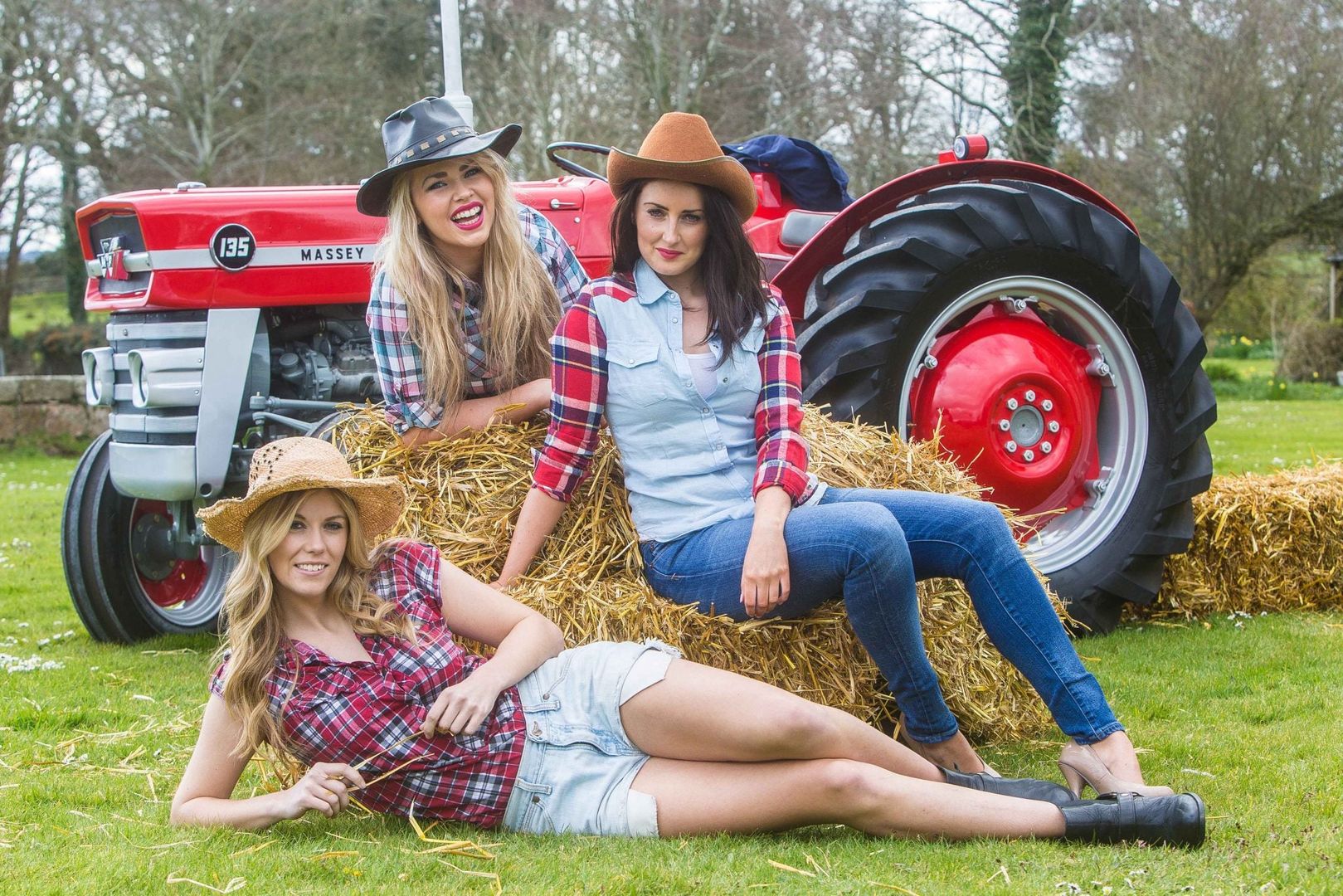 Farm Girls In Ireland With A Massey Ferguson 135 Scrolller 9430