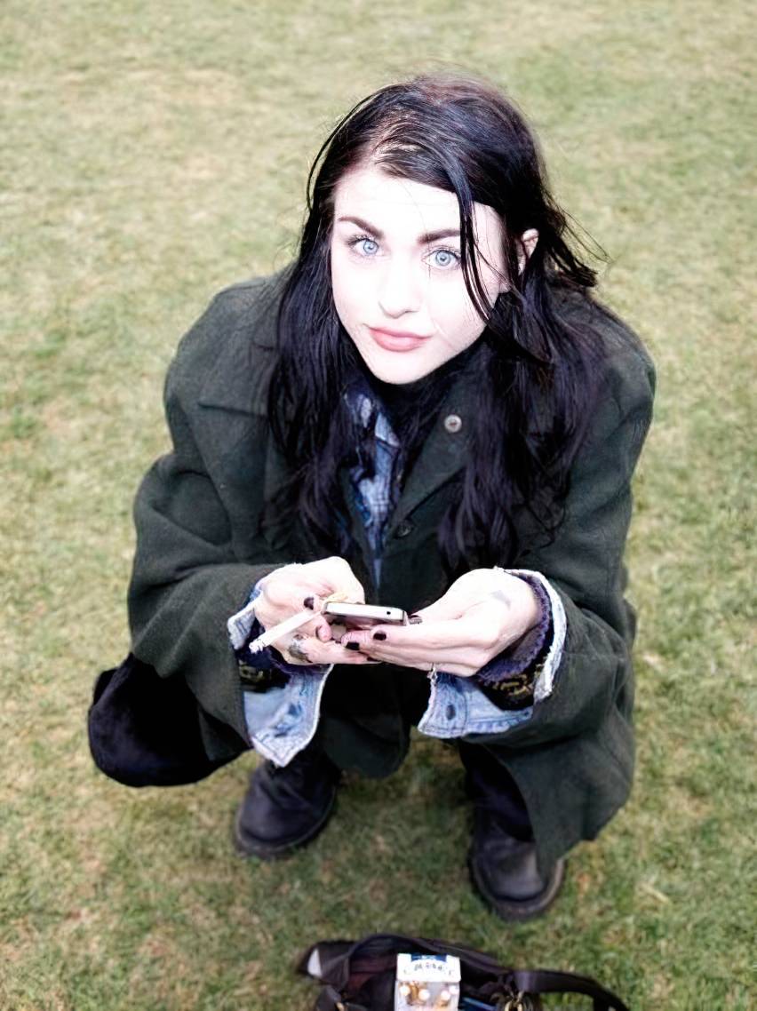 Frances Bean Cobain Scrolller