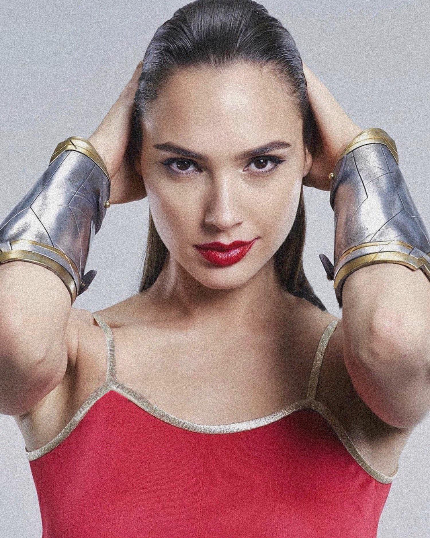 Gal Gadot Scrolller 