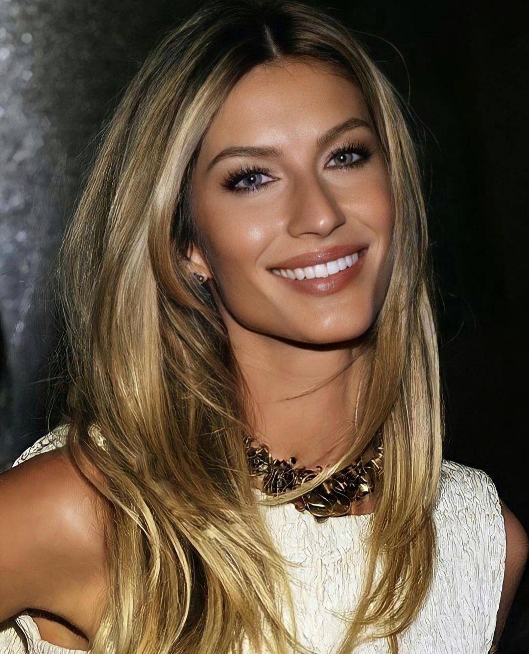 Gisele Bündchen | Scrolller