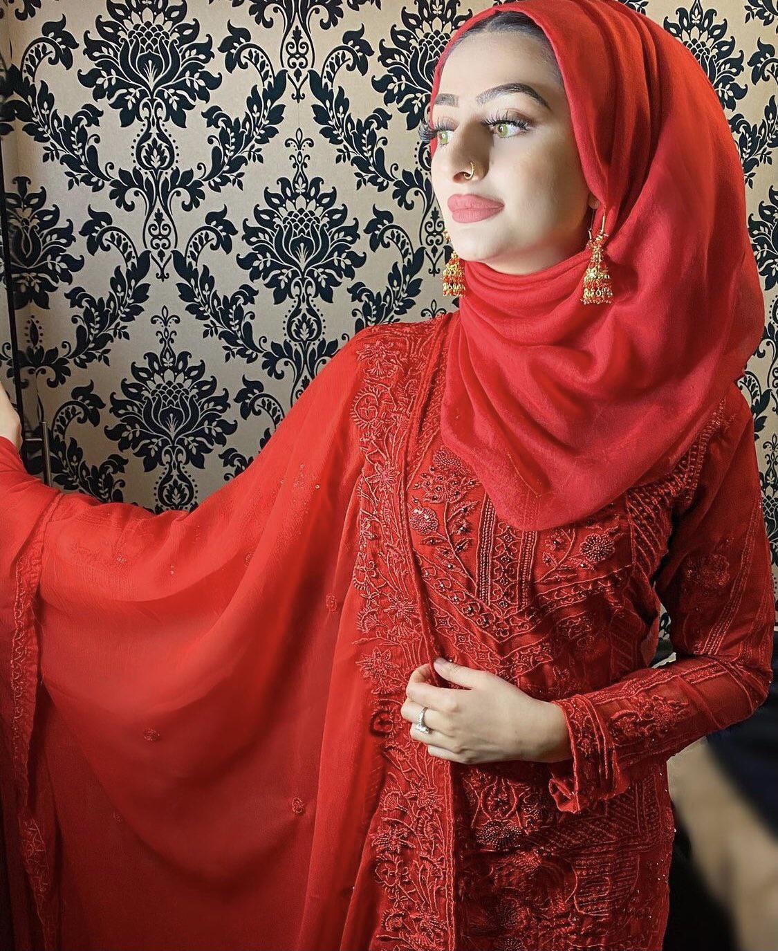 Gorgeous Hijabi Scrolller