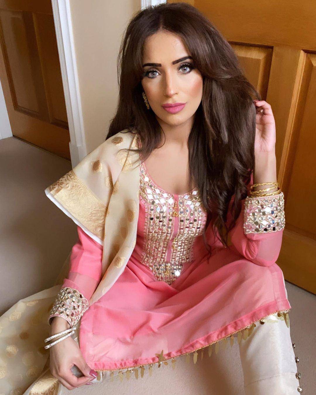 Gorgeous Pakistani Mom Scrolller