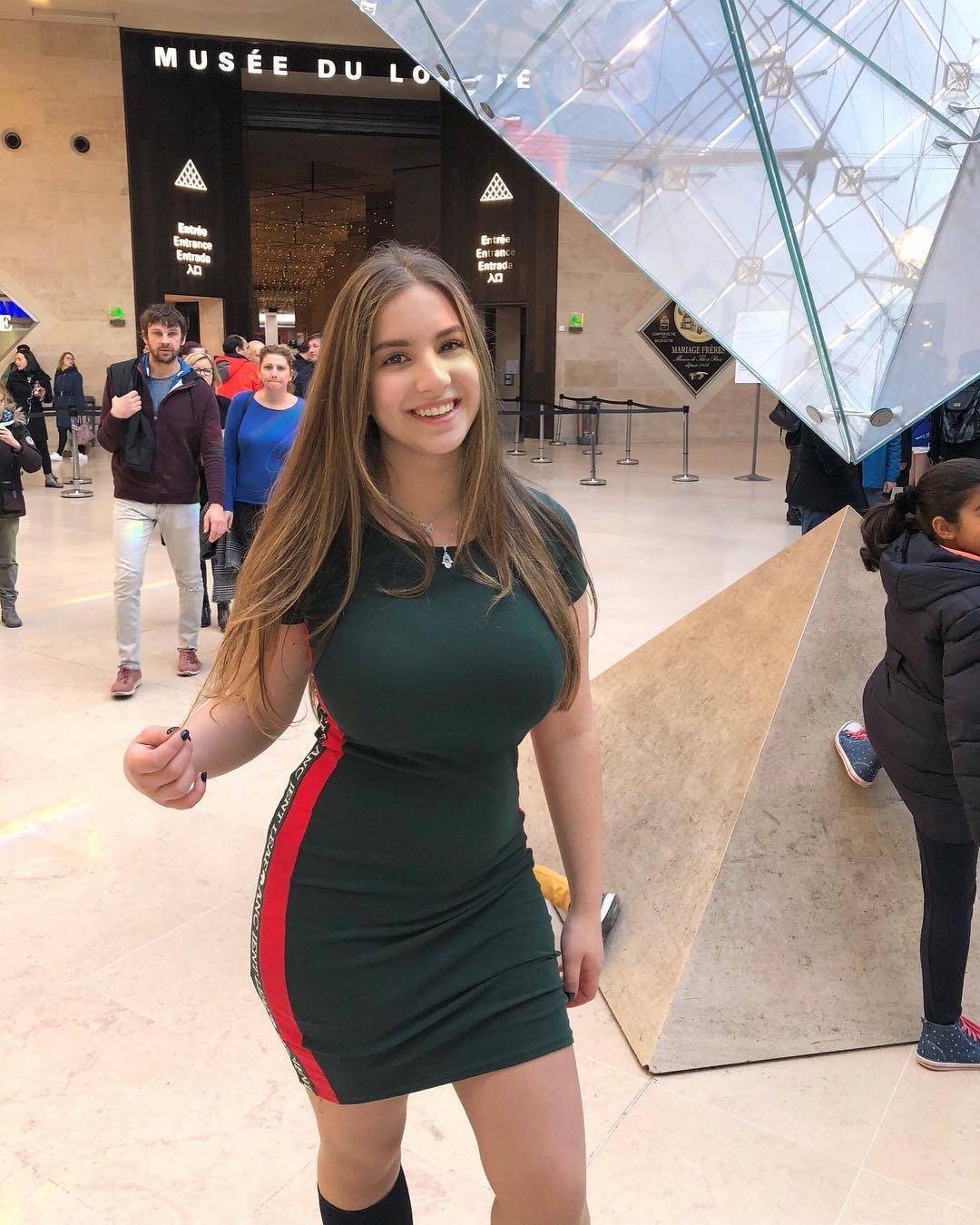 Gotta love tight dresses | Scrolller