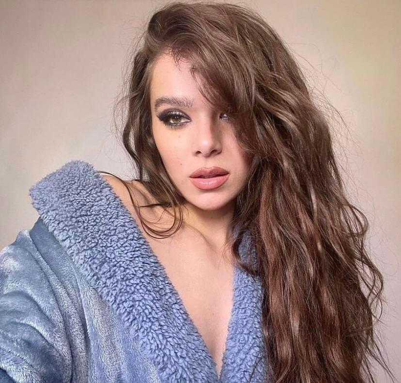 Hailee has offered to blow all the cameramen and crew as warmup before her gangbang filming