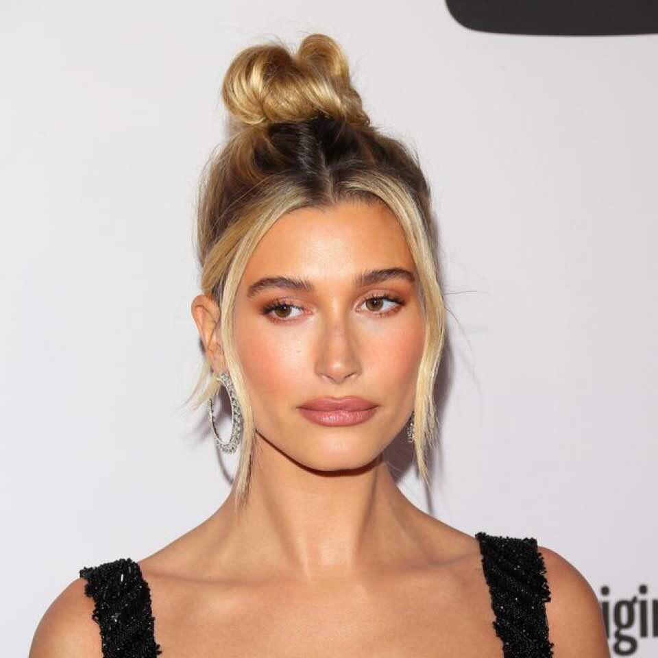 Hailey Bieber Scrolller