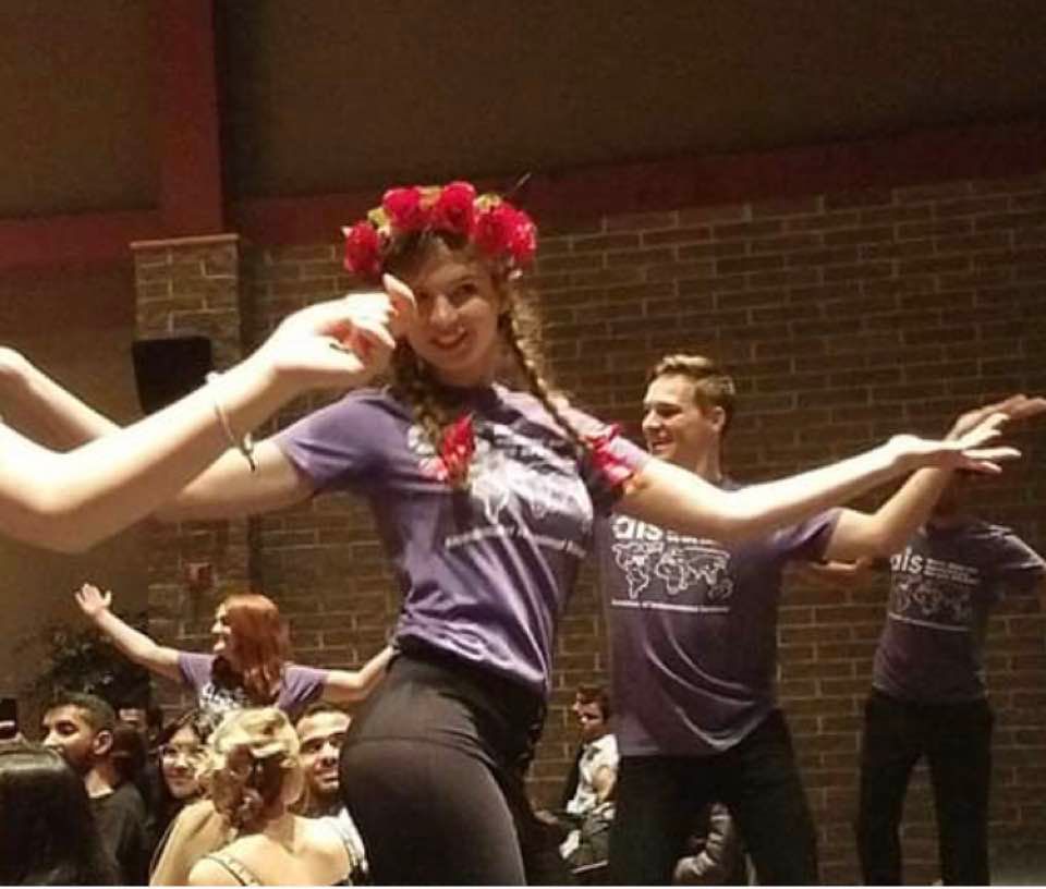 Hello there! I'm looking for someone to a girl for me in a long