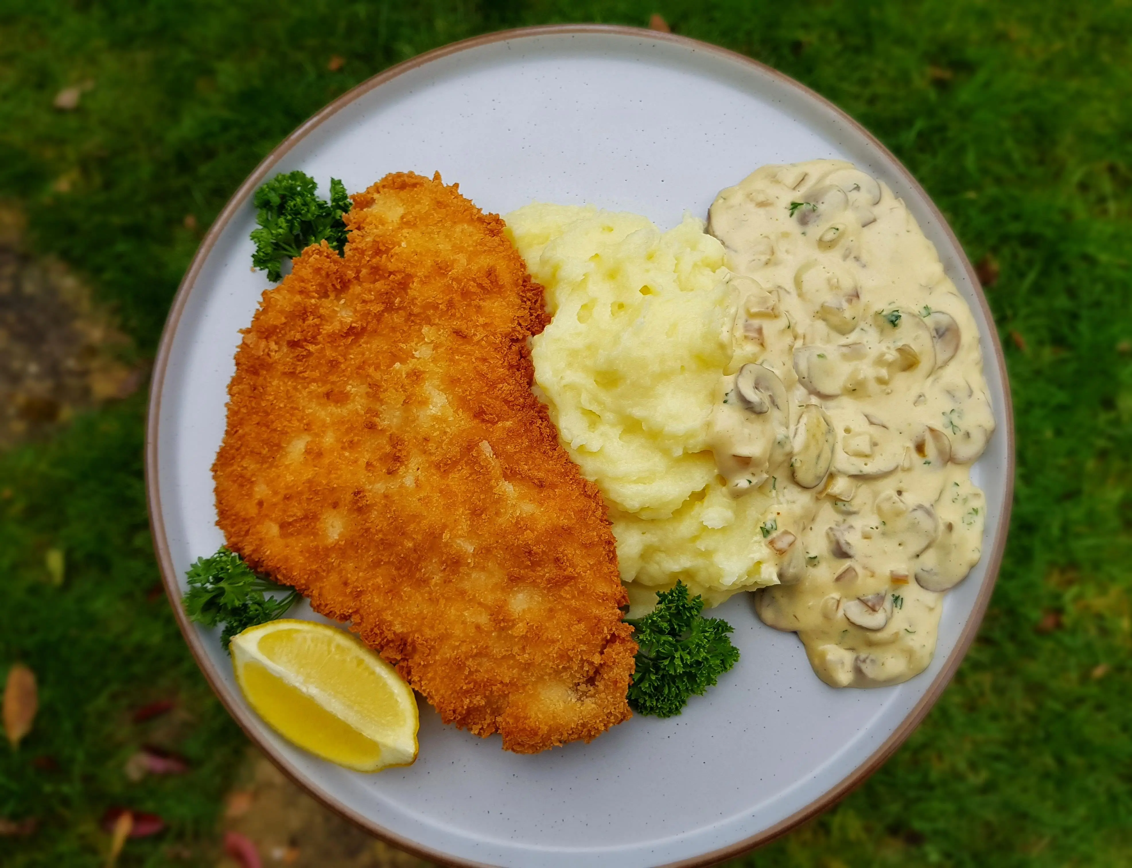 [Homemade] Chicken schnitzel with mashed potatoes and a thick mushroom ...