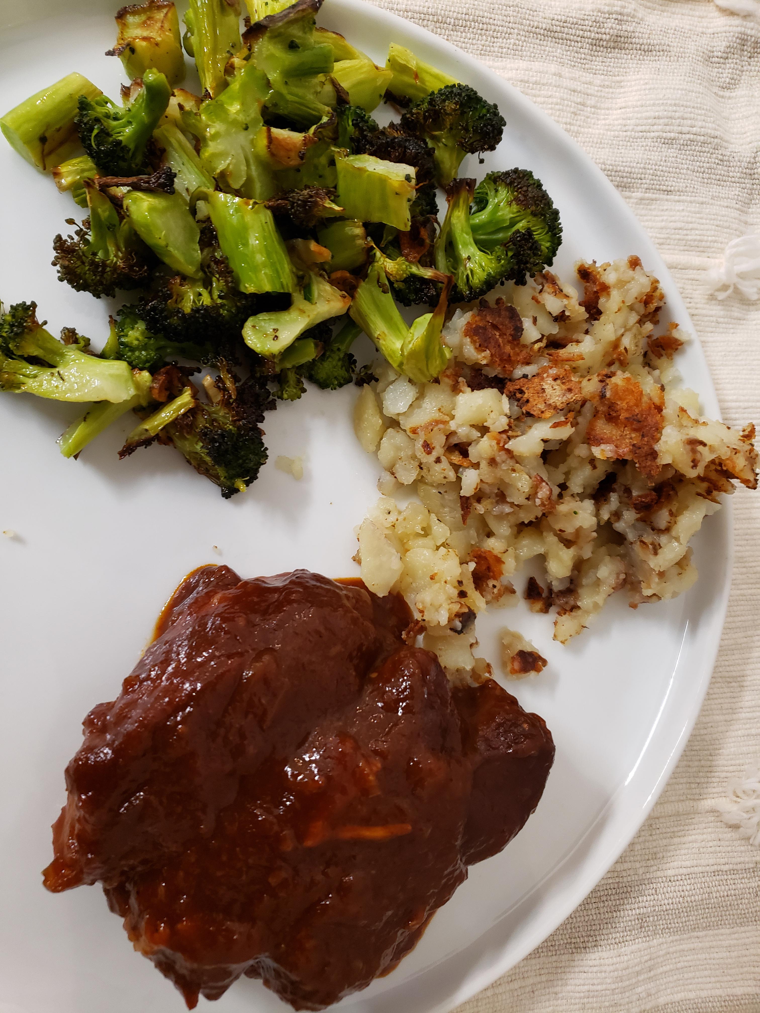 [Homemade] Country ribs in bbq sauce, roast broccoli with garlic, home ...