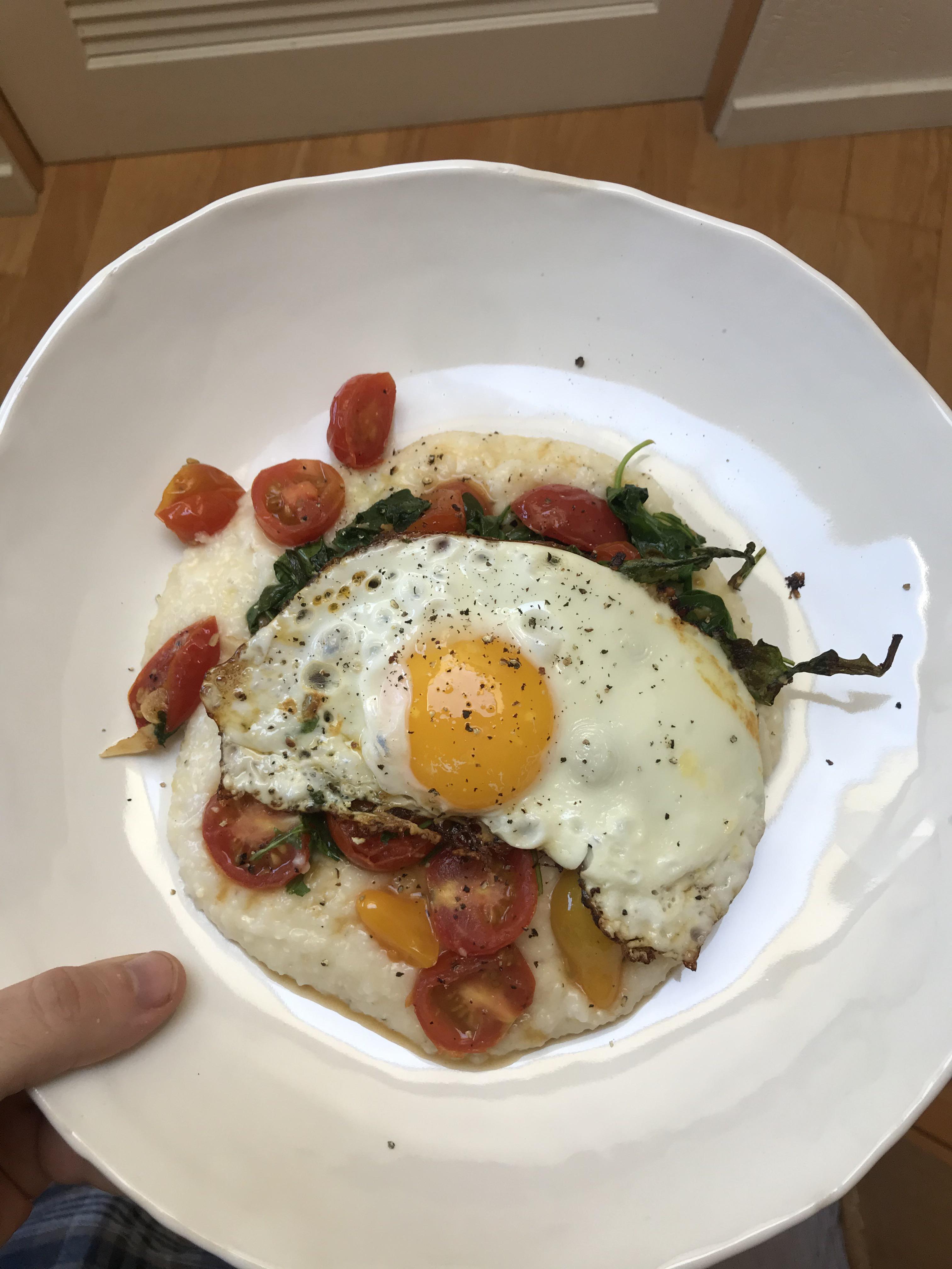 [homemade] White cheddar cheese grits with tomato, arugula, and an egg