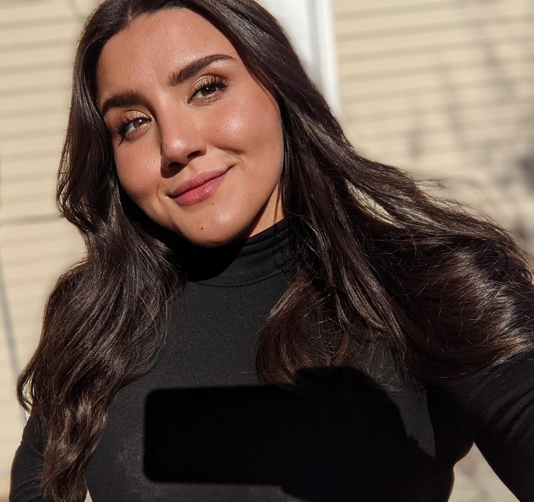 how do models look at the sun and keep their eyes open??? Scrolller