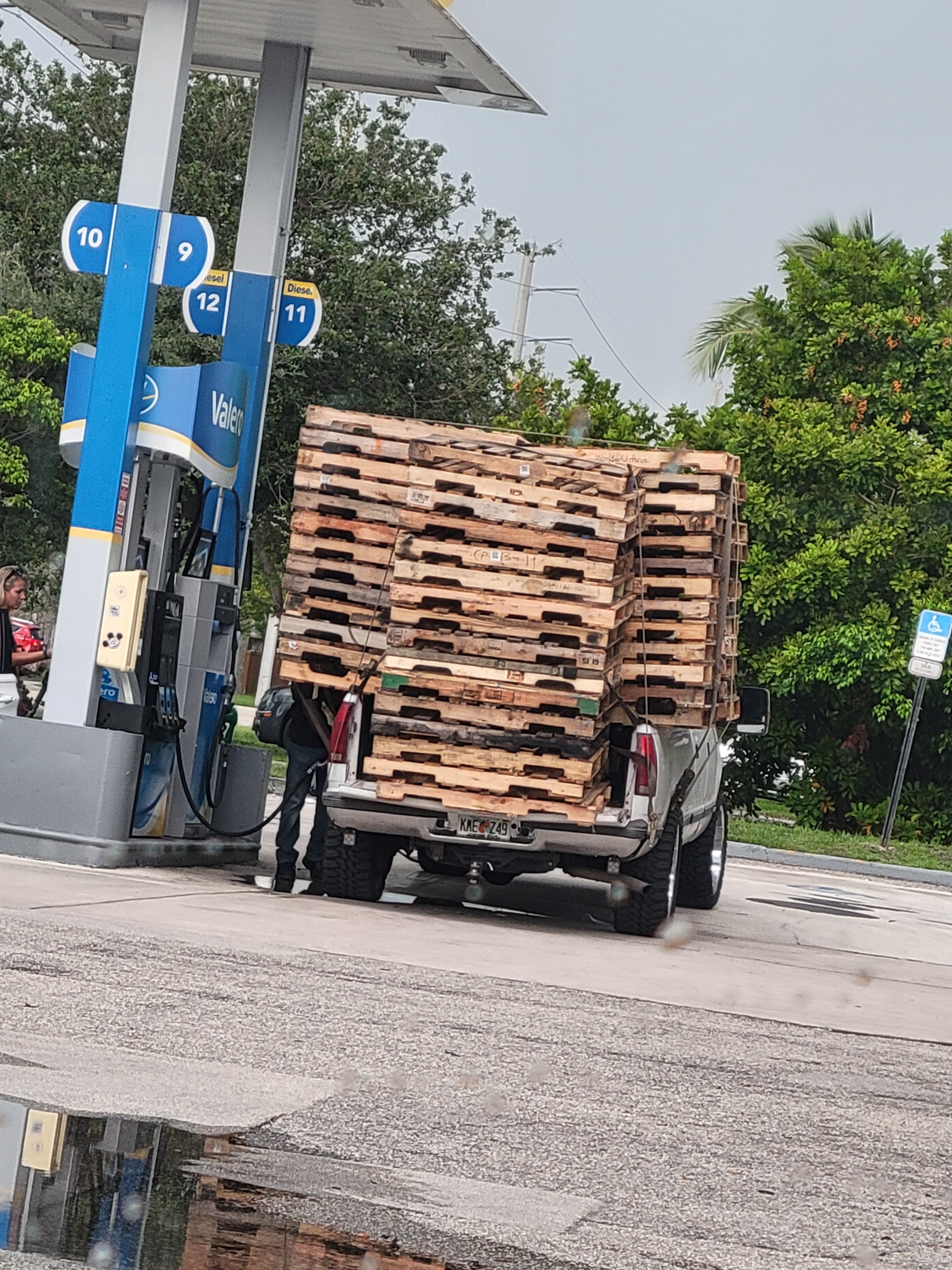 How many pallets can this guy stack? | Scrolller