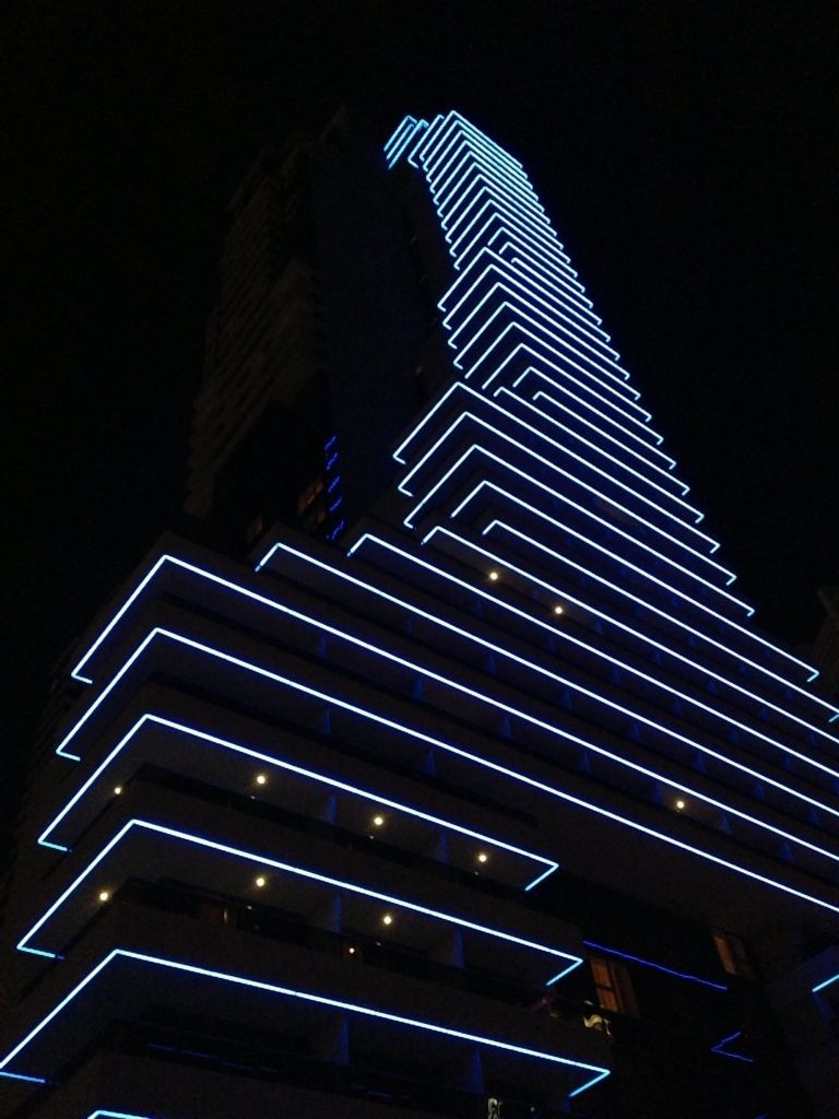 hyatt-hotel-dubai-very-tron-esque-by-night-scrolller